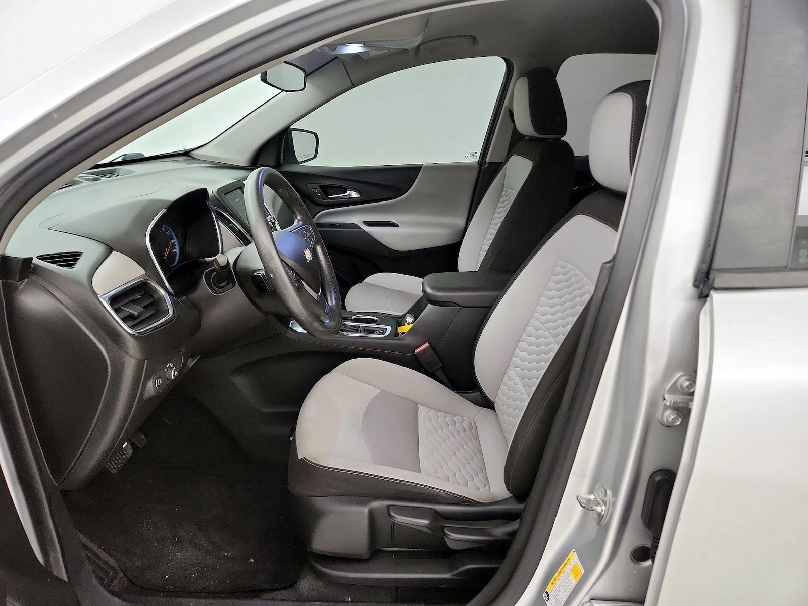 2020 Chevrolet Equinox LS - Photo 10