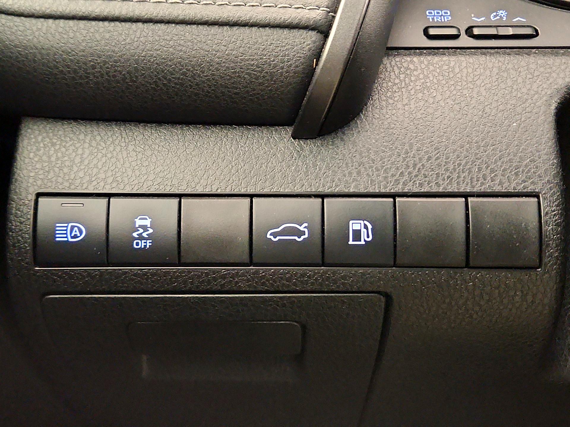 Thumbnail: 2018 Toyota Camry - 11
