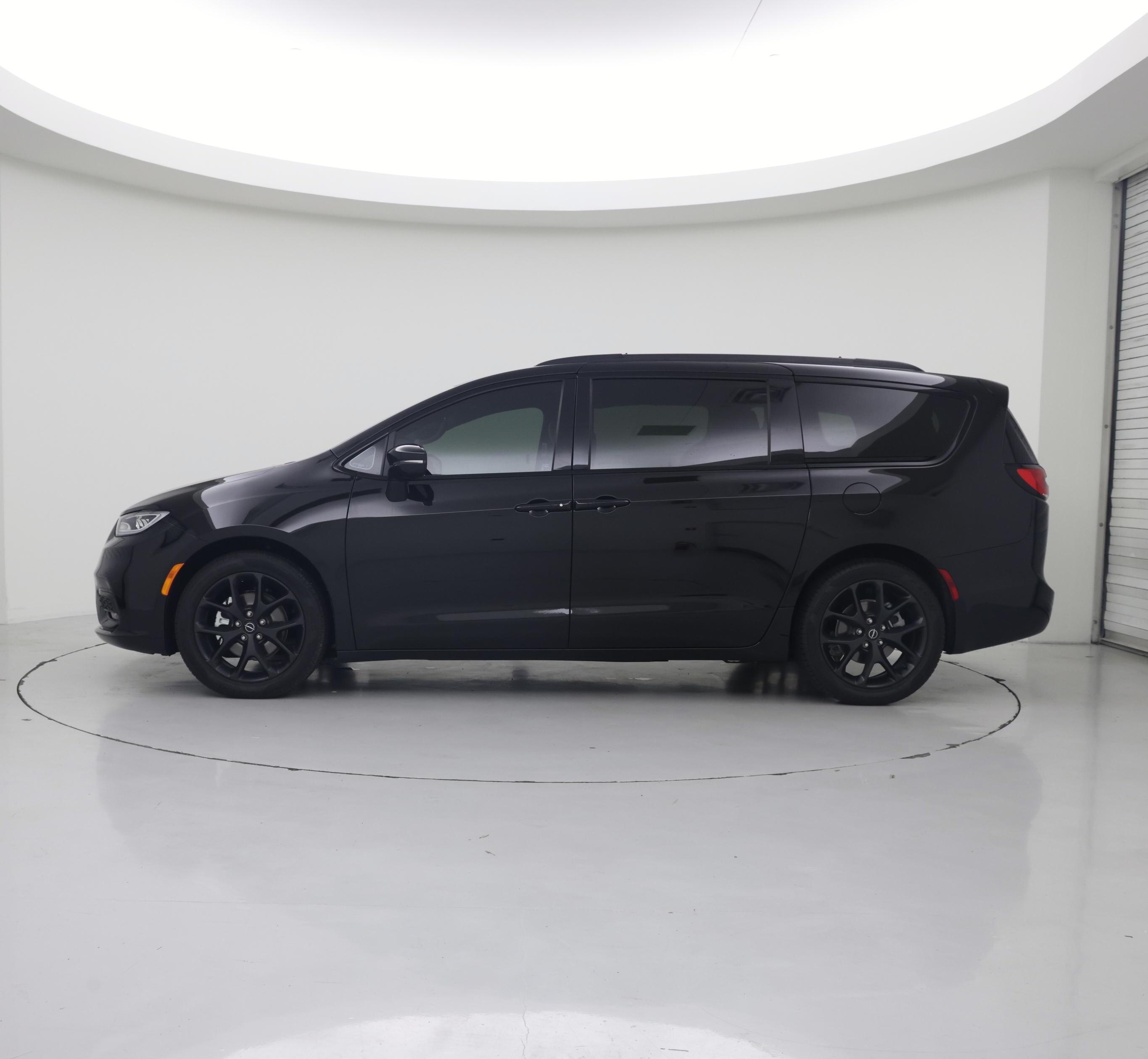 Thumbnail: 2026 Chrysler Pacifica - 3