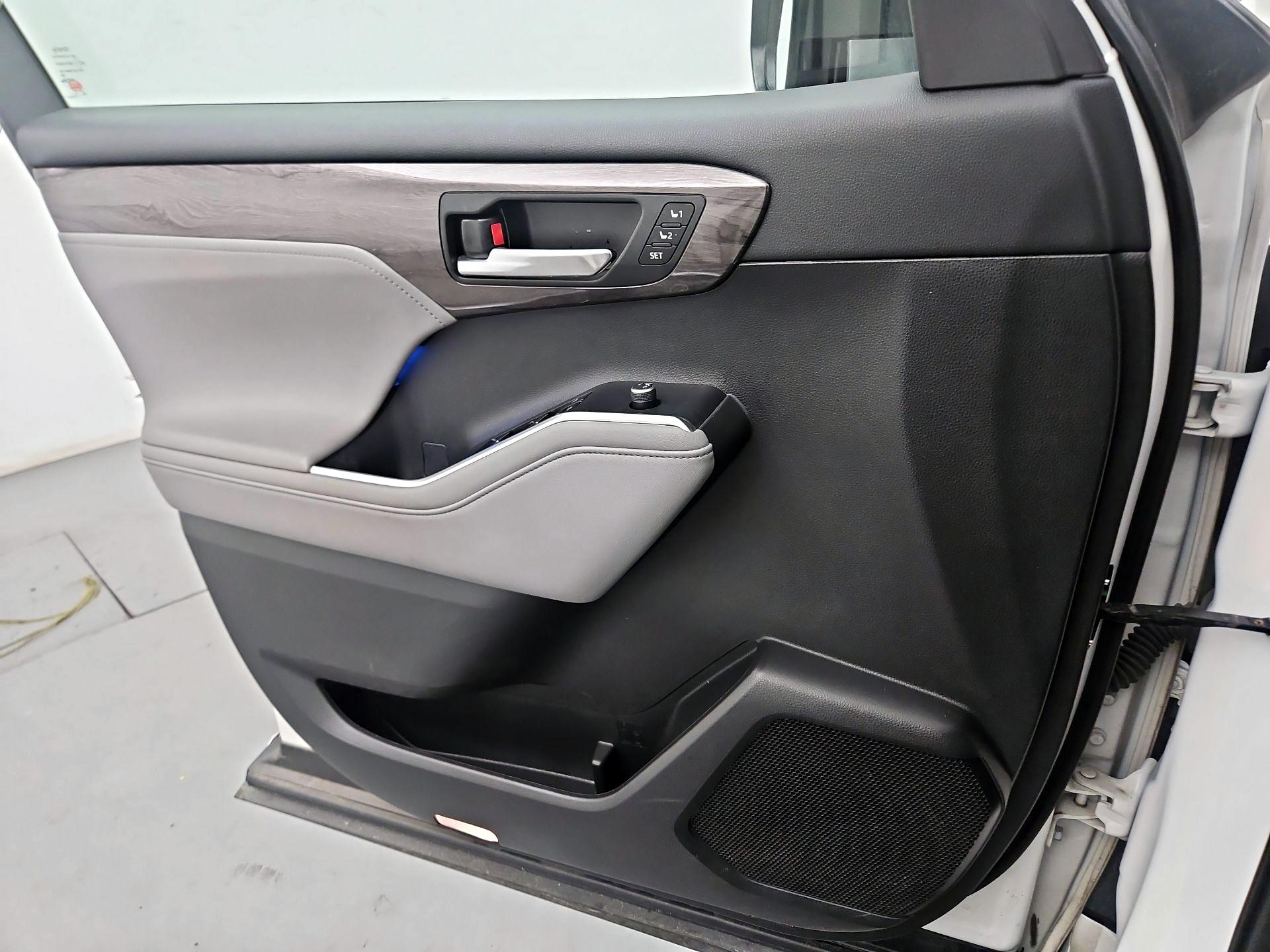 Thumbnail: 2021 Toyota Highlander - 12