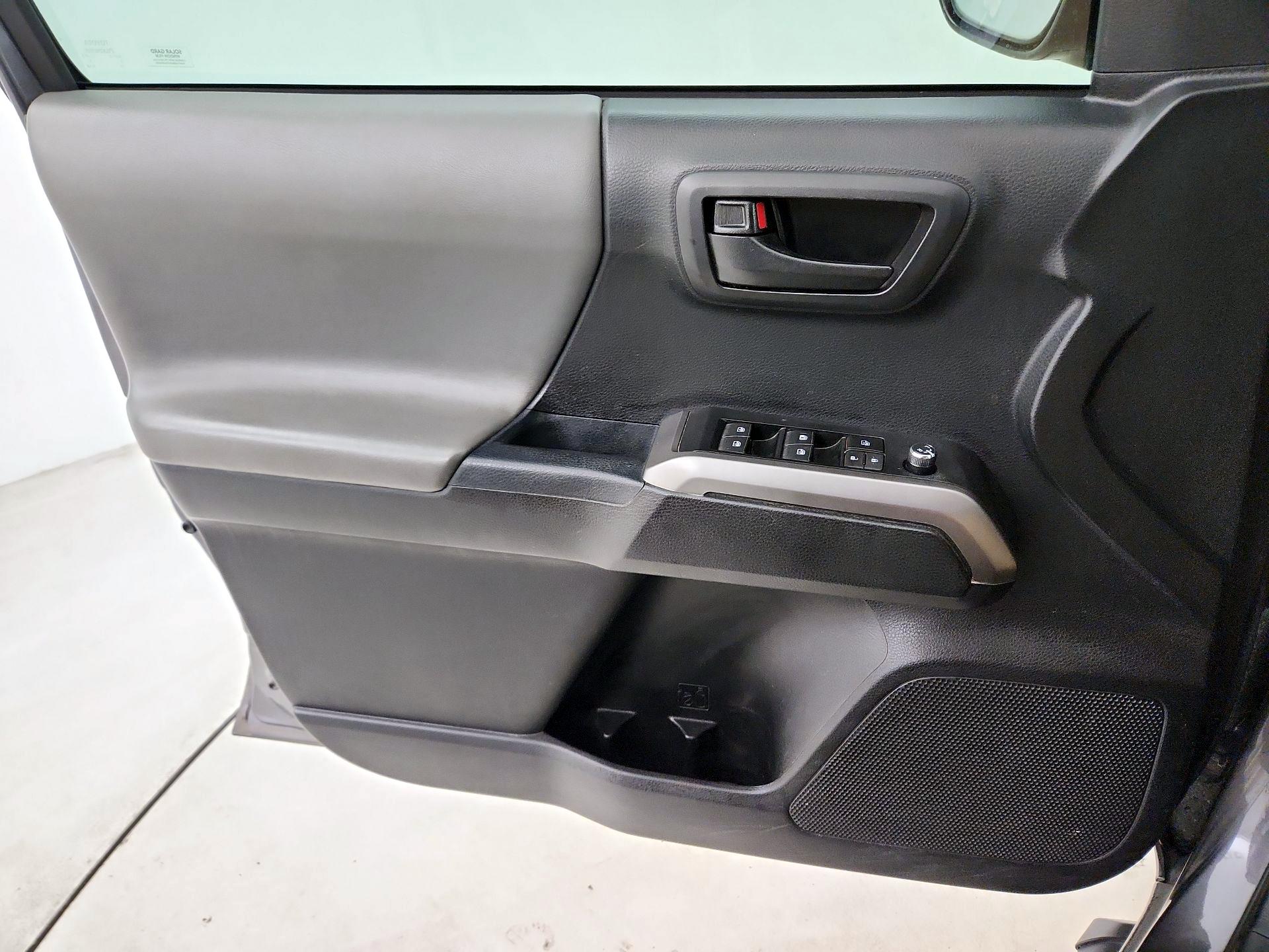 Thumbnail: 2017 Toyota Tacoma - 10