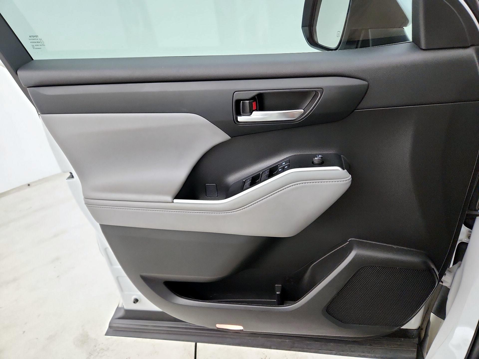 Thumbnail: 2022 Toyota Highlander - 10