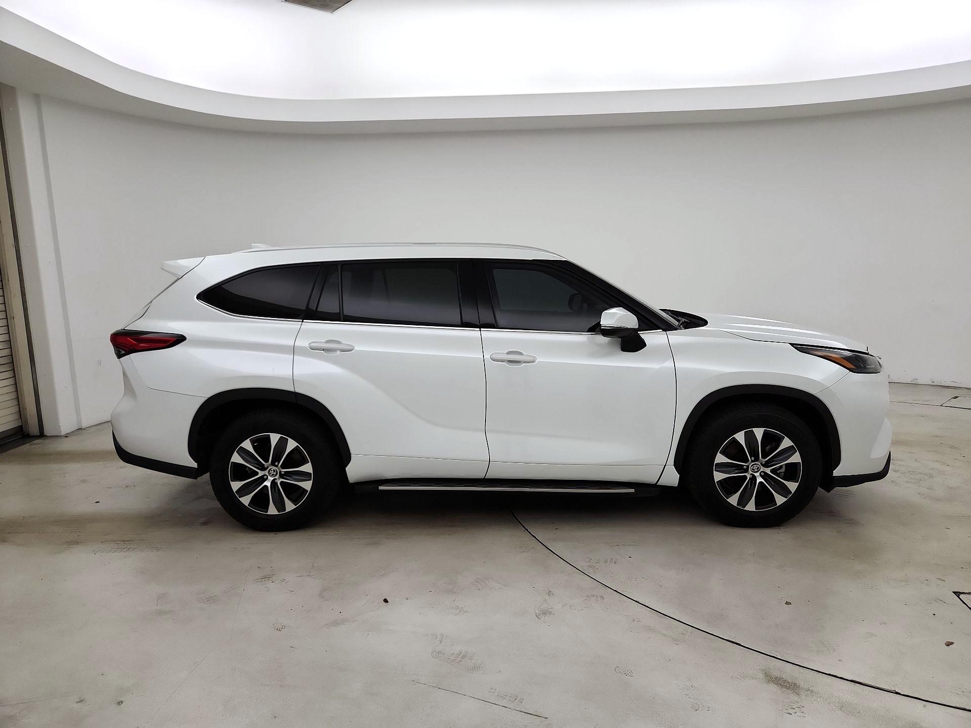 Thumbnail: 2022 Toyota Highlander - 4
