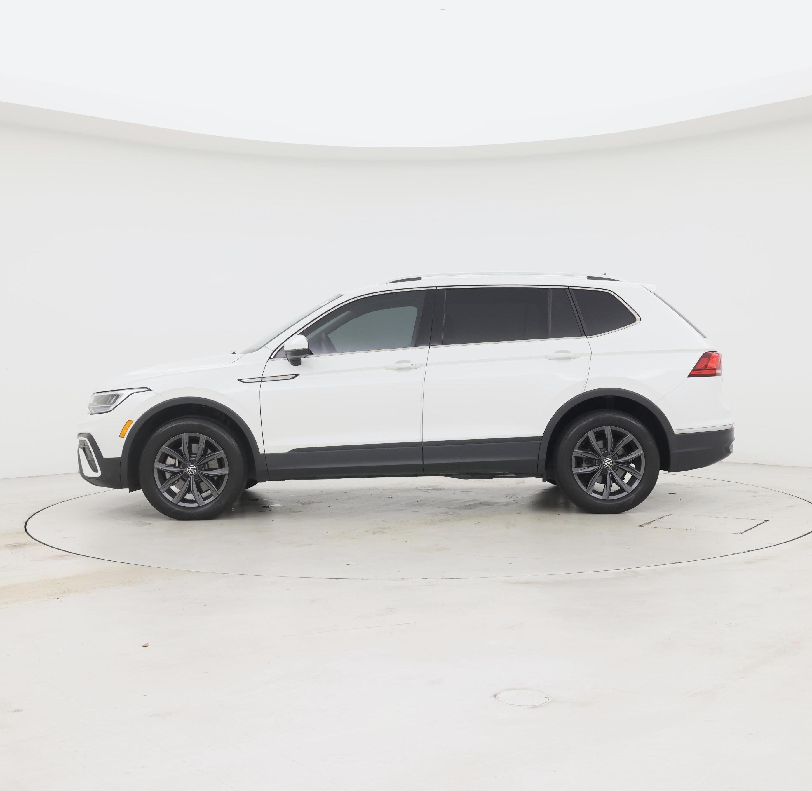 Thumbnail: 2023 Volkswagen Tiguan - 3