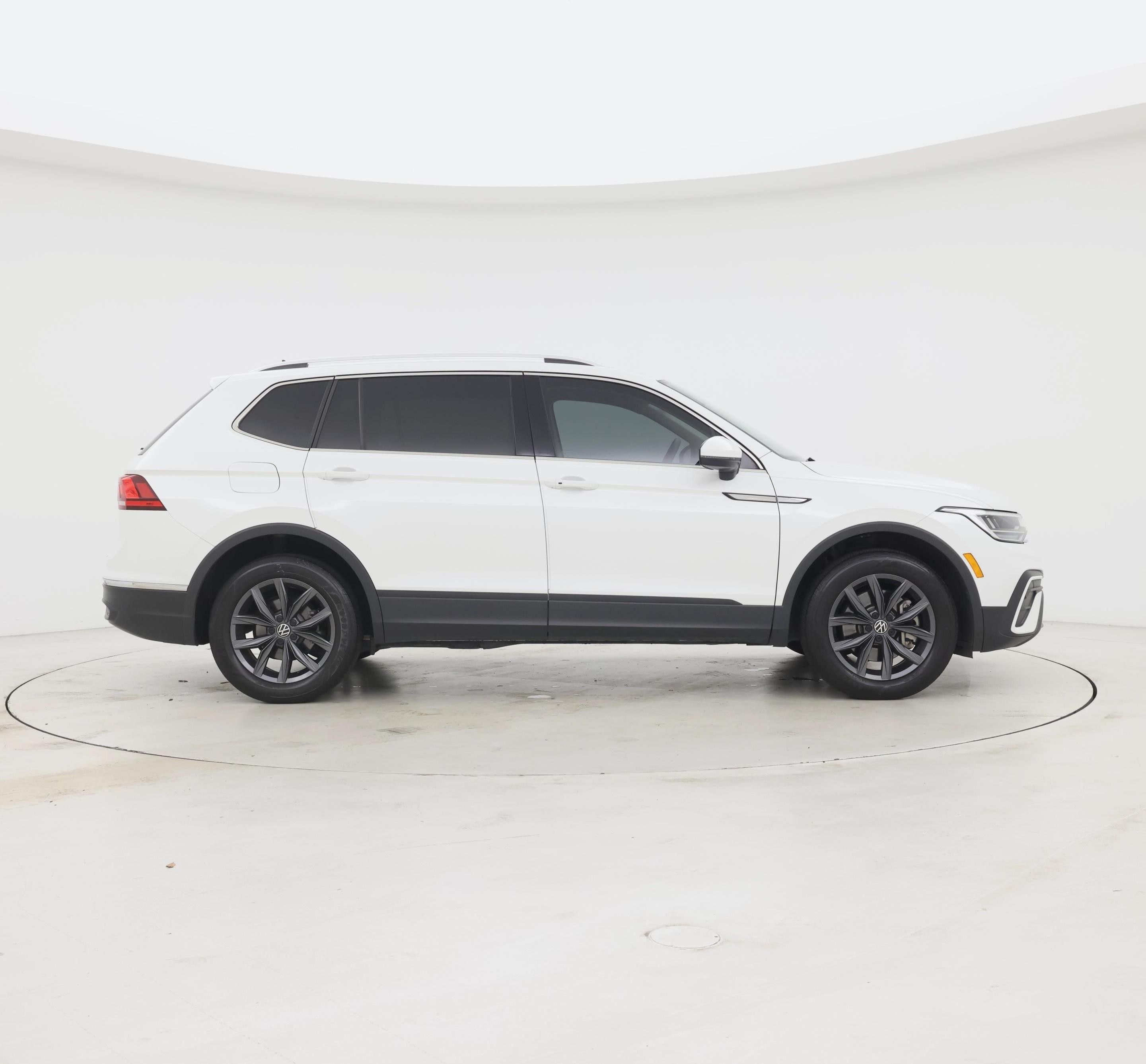 Thumbnail: 2023 Volkswagen Tiguan - 7