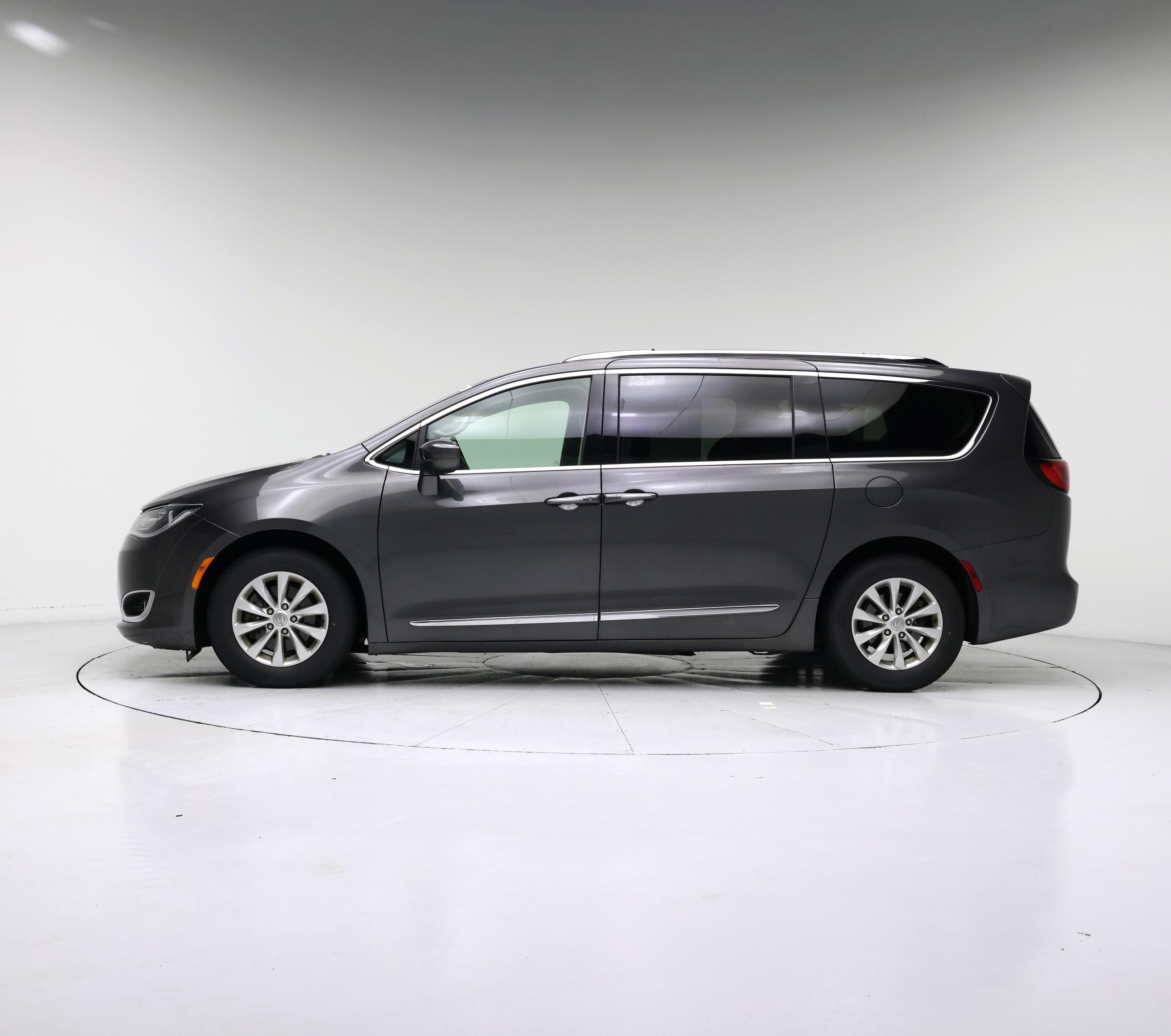 Thumbnail: 2019 Chrysler Pacifica - 3