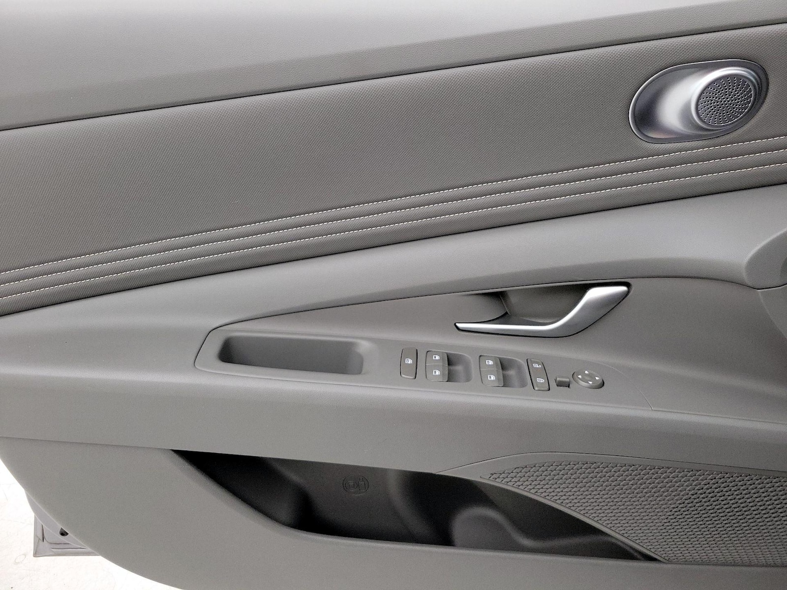 2025 Hyundai Elantra SEL - Photo 13