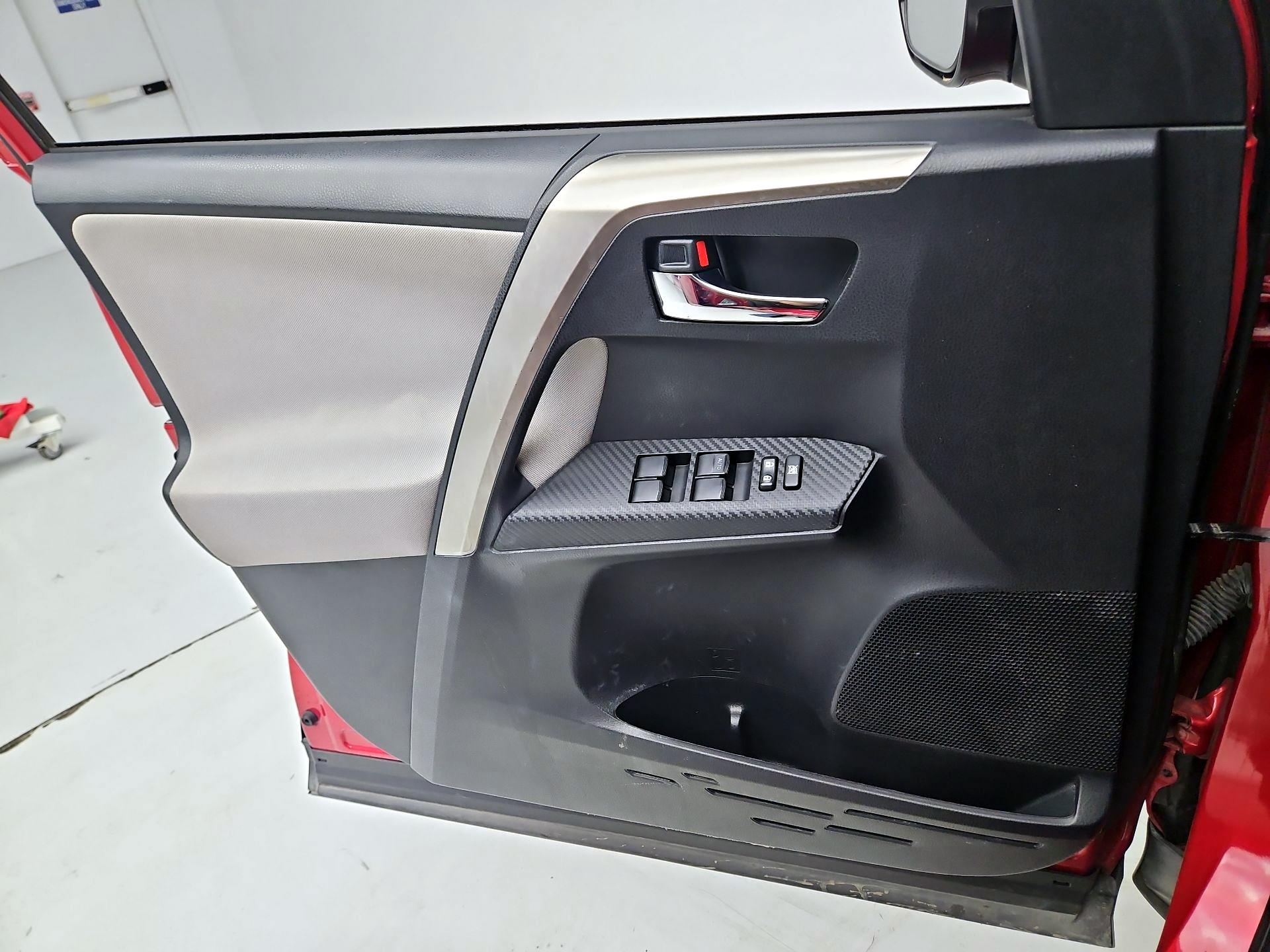Thumbnail: 2015 Toyota RAV4 - 12
