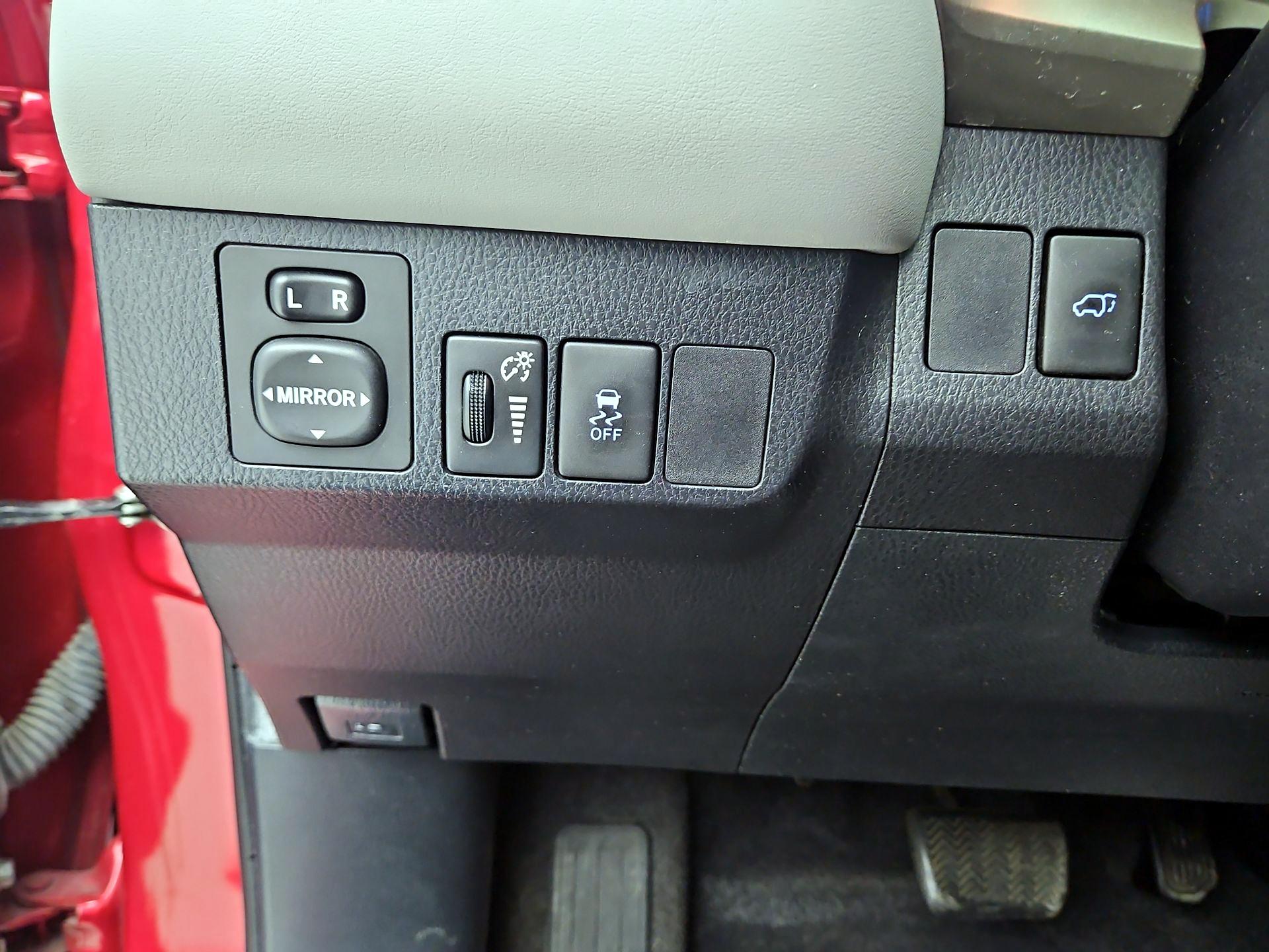 Thumbnail: 2015 Toyota RAV4 - 13