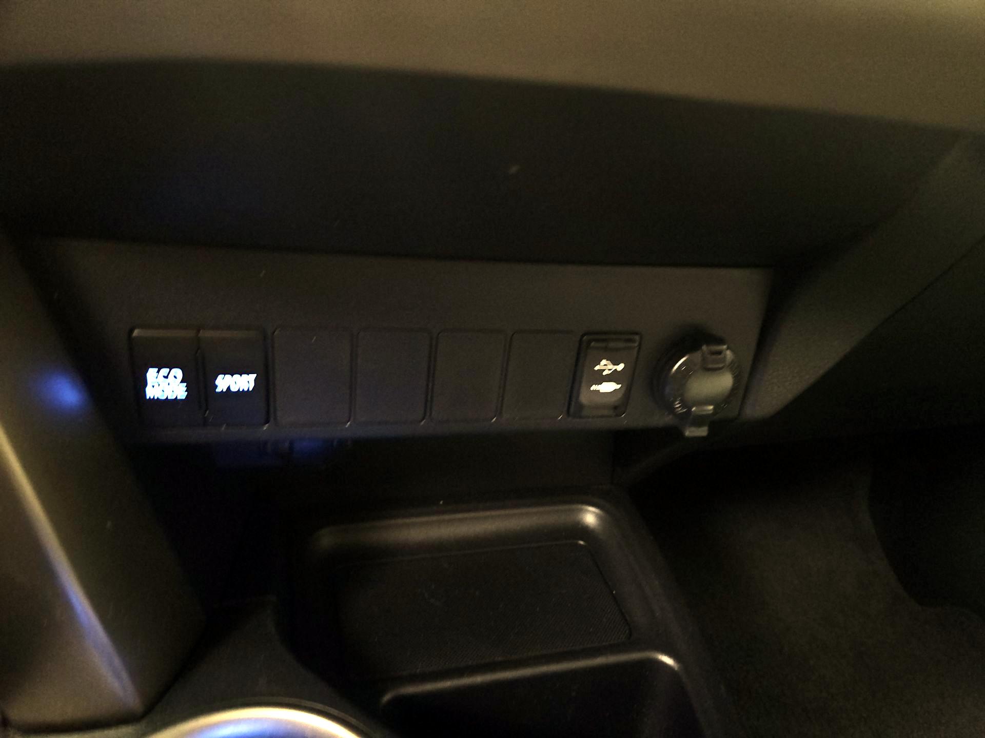 Thumbnail: 2015 Toyota RAV4 - 18