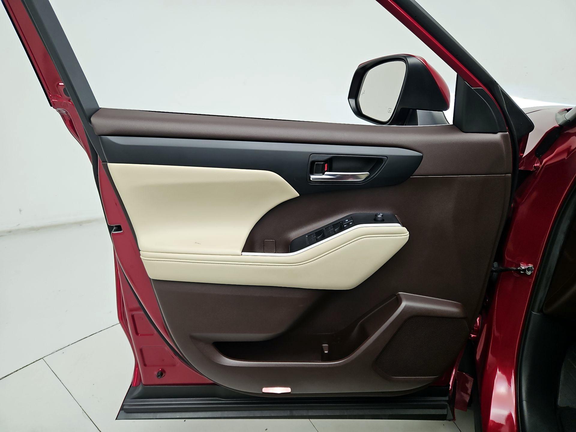 Thumbnail: 2021 Toyota Highlander - 12