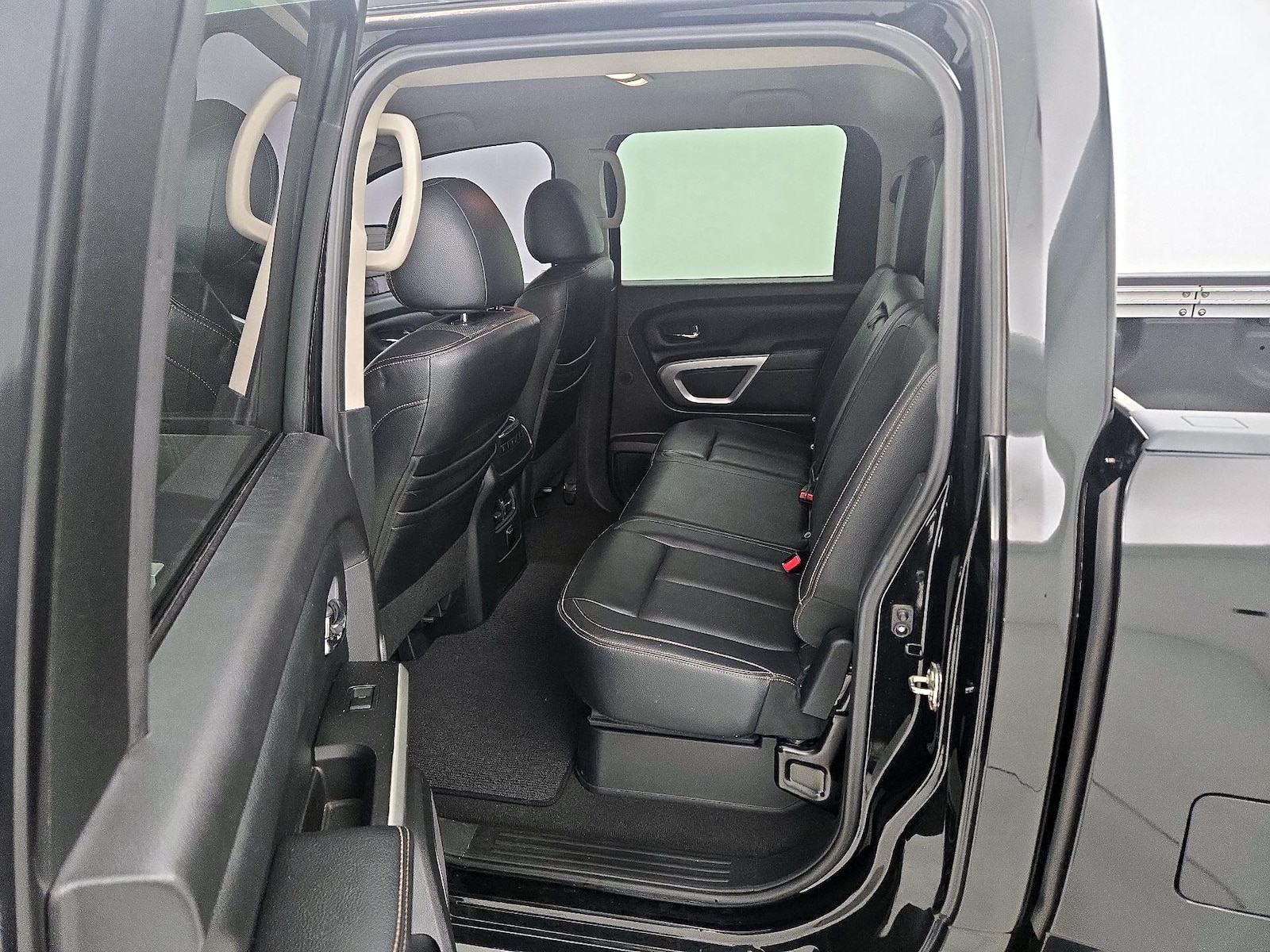 2017 Nissan Titan SL - Photo 21