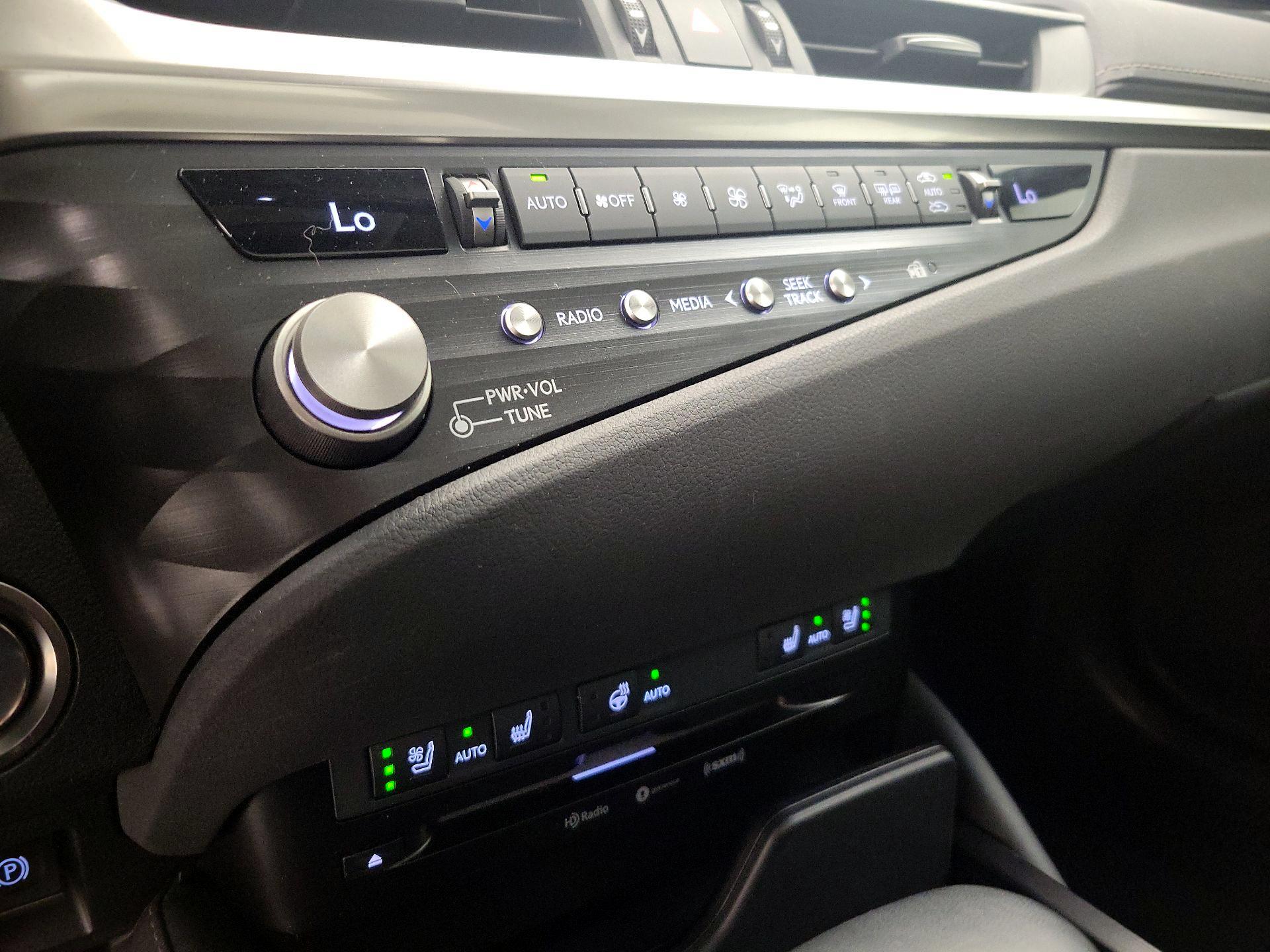 Thumbnail: 2021 Lexus ES - 16