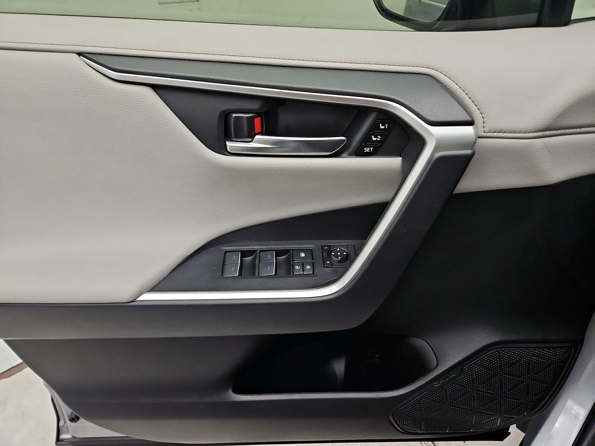 Thumbnail: 2022 Toyota RAV4 - 12