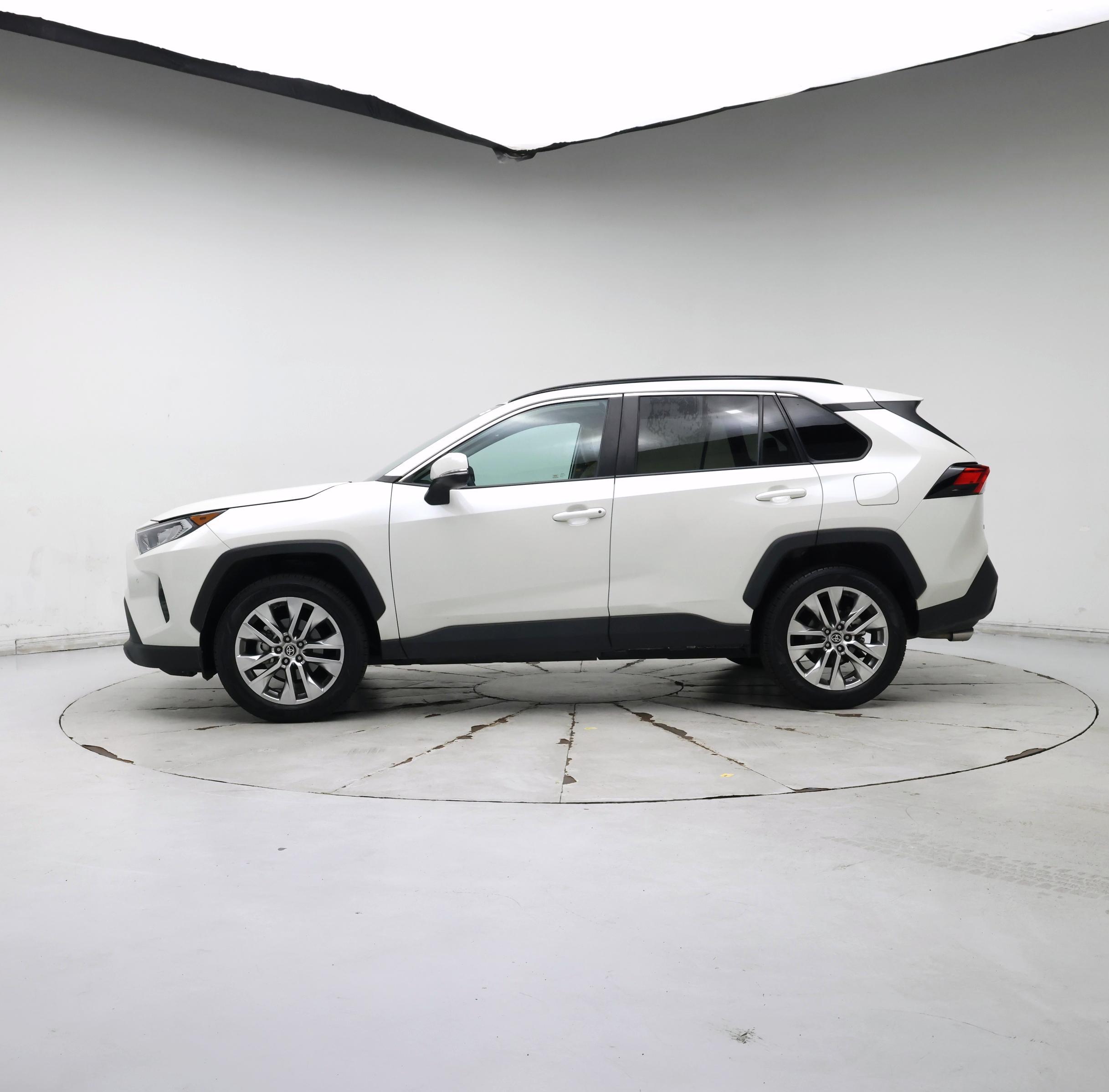 Thumbnail: 2021 Toyota RAV4 - 3
