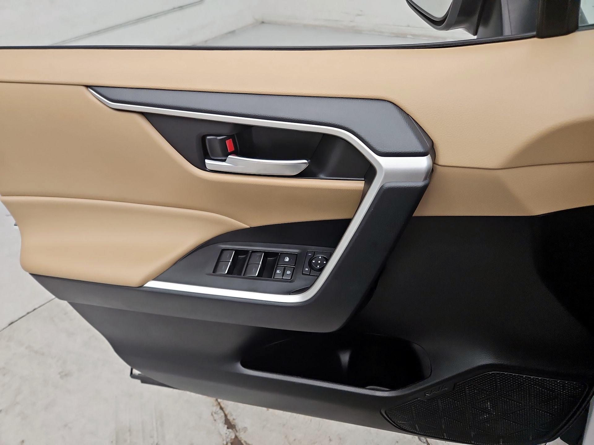 Thumbnail: 2022 Toyota RAV4 - 12