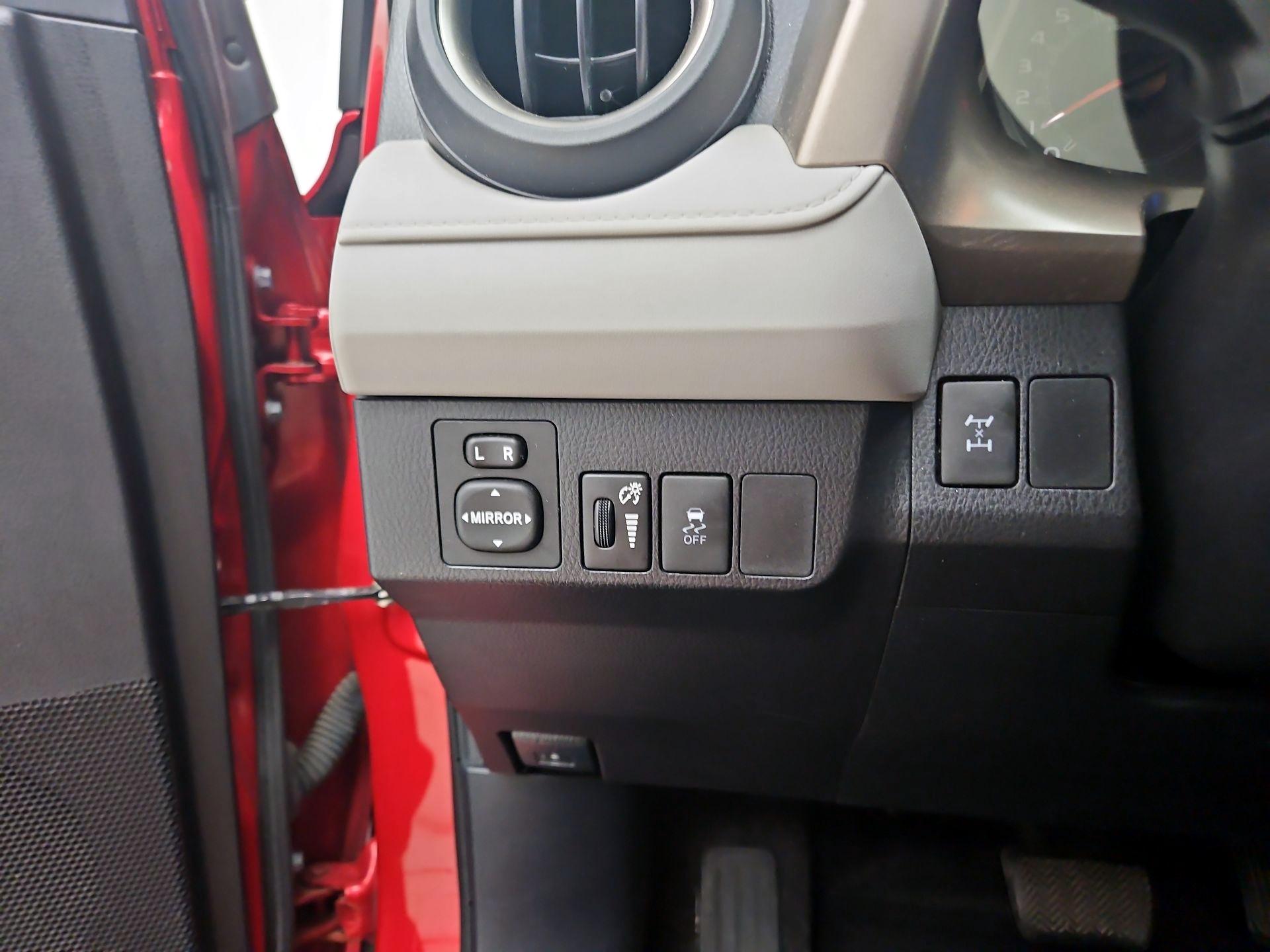 Thumbnail: 2015 Toyota RAV4 - 13