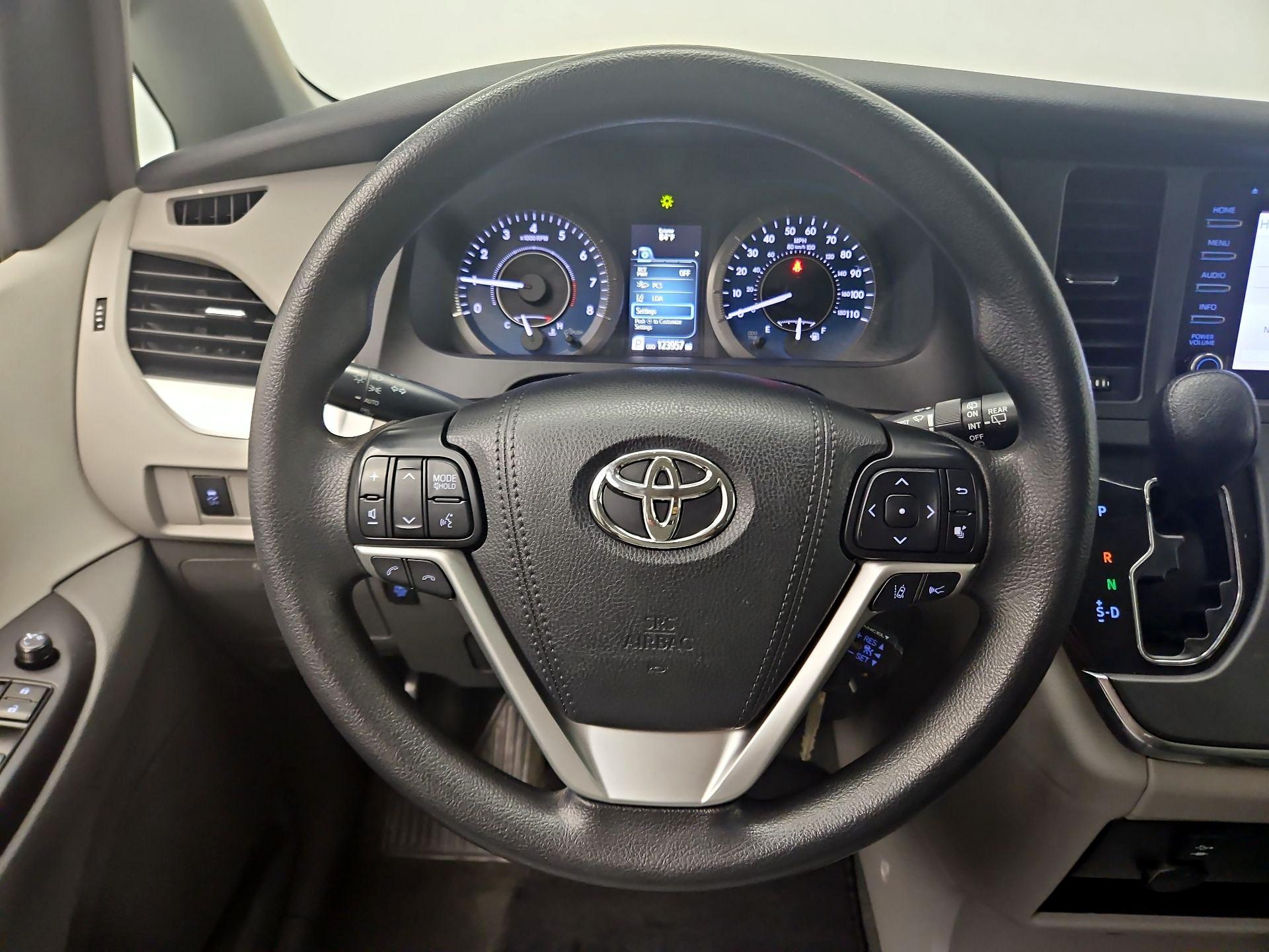 Thumbnail: 2018 Toyota Sienna - 10