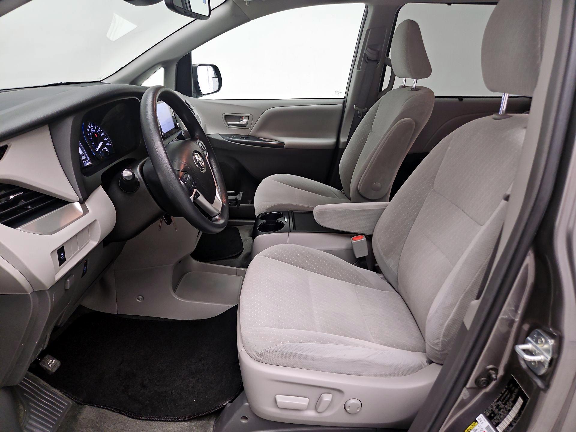 Thumbnail: 2018 Toyota Sienna - 11