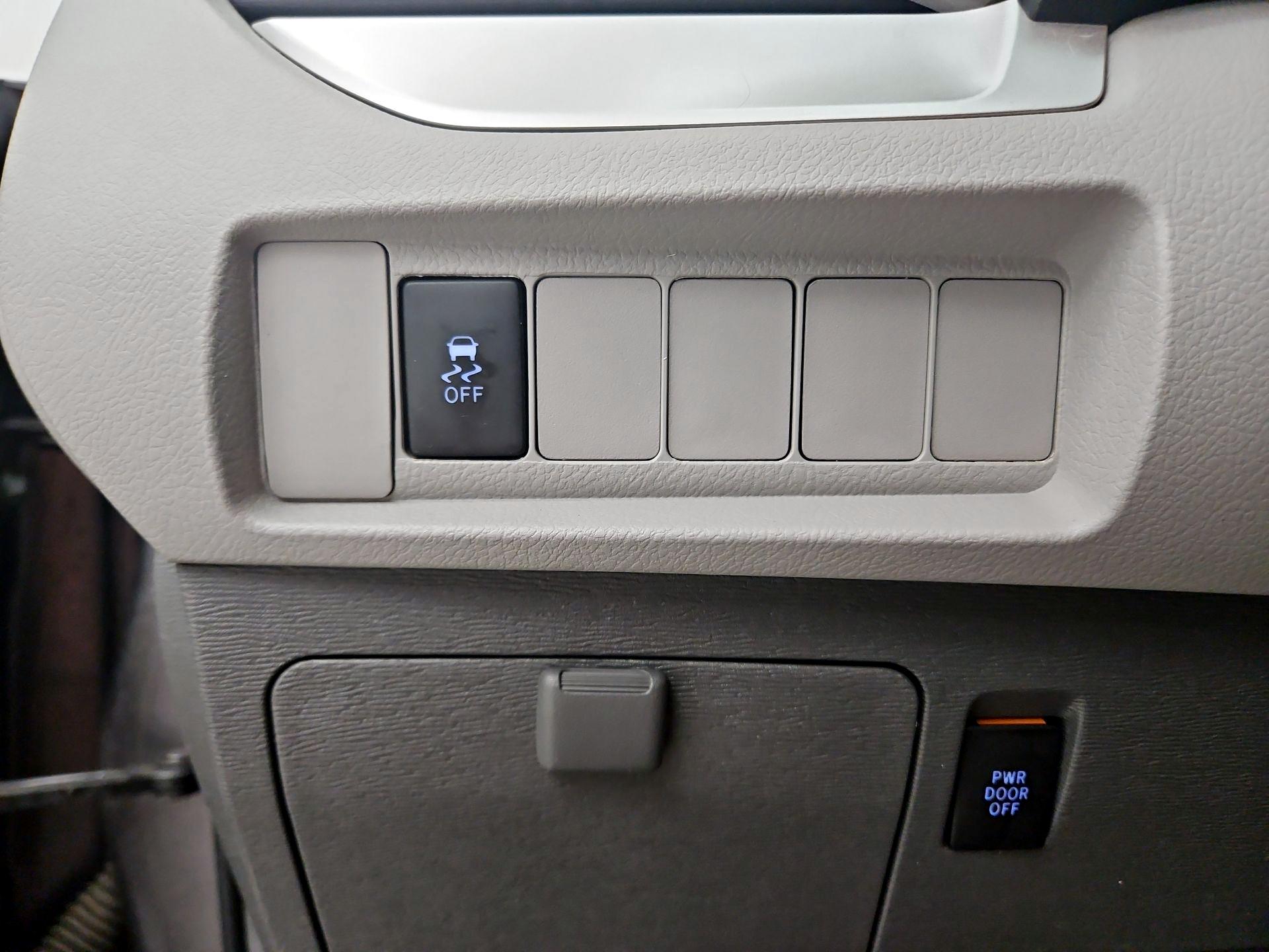 Thumbnail: 2018 Toyota Sienna - 13