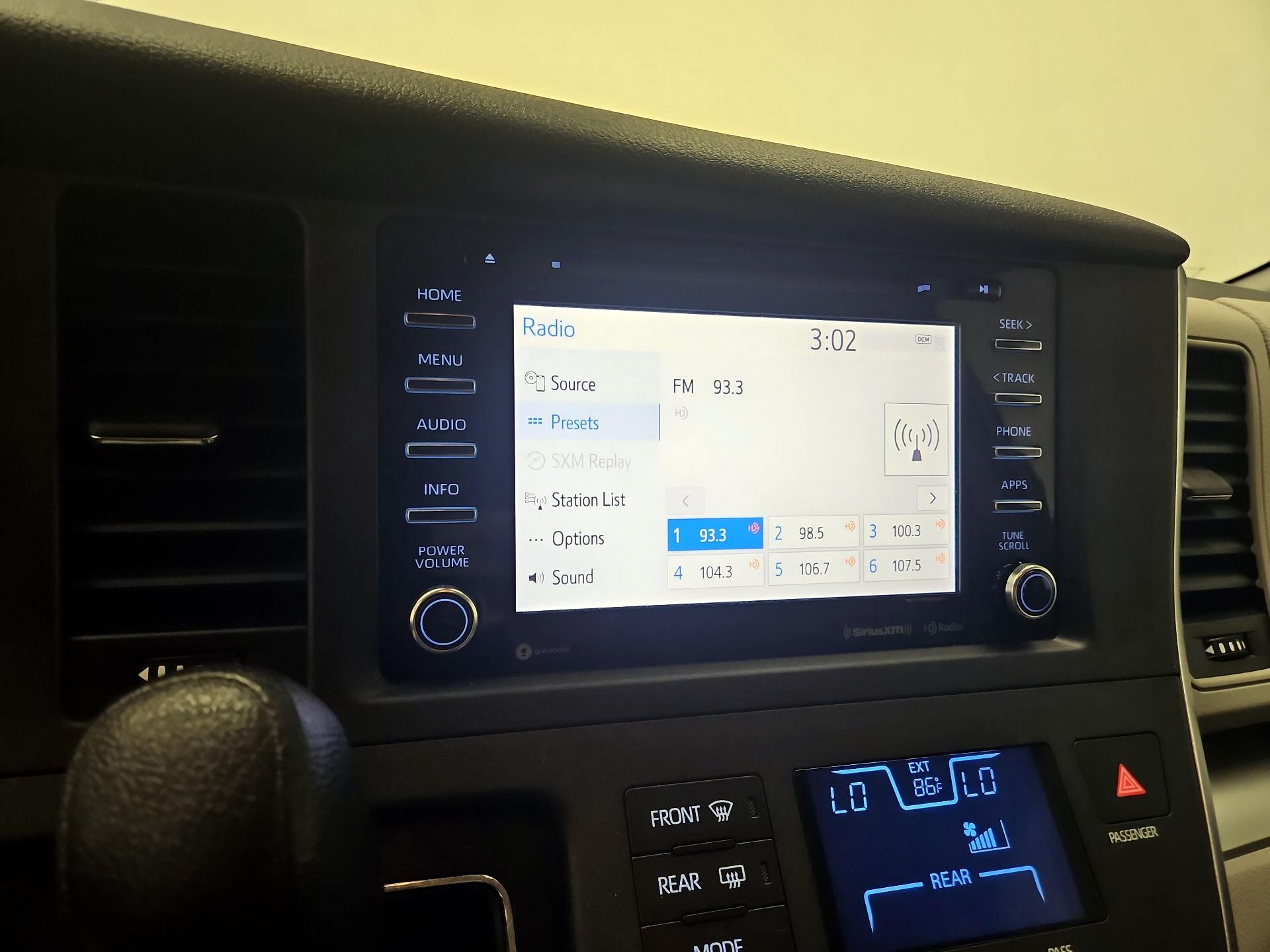 Thumbnail: 2018 Toyota Sienna - 15