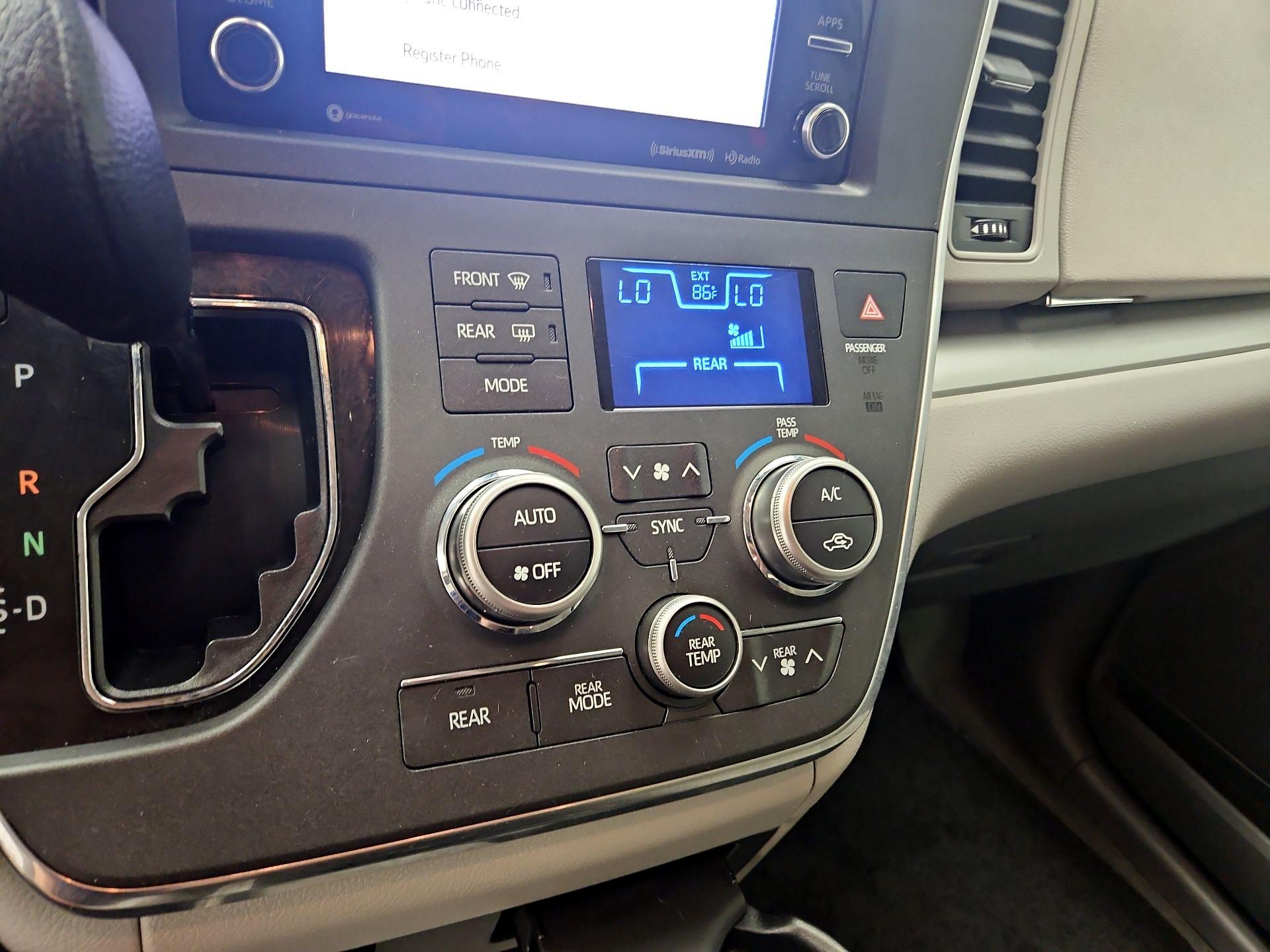Thumbnail: 2018 Toyota Sienna - 16