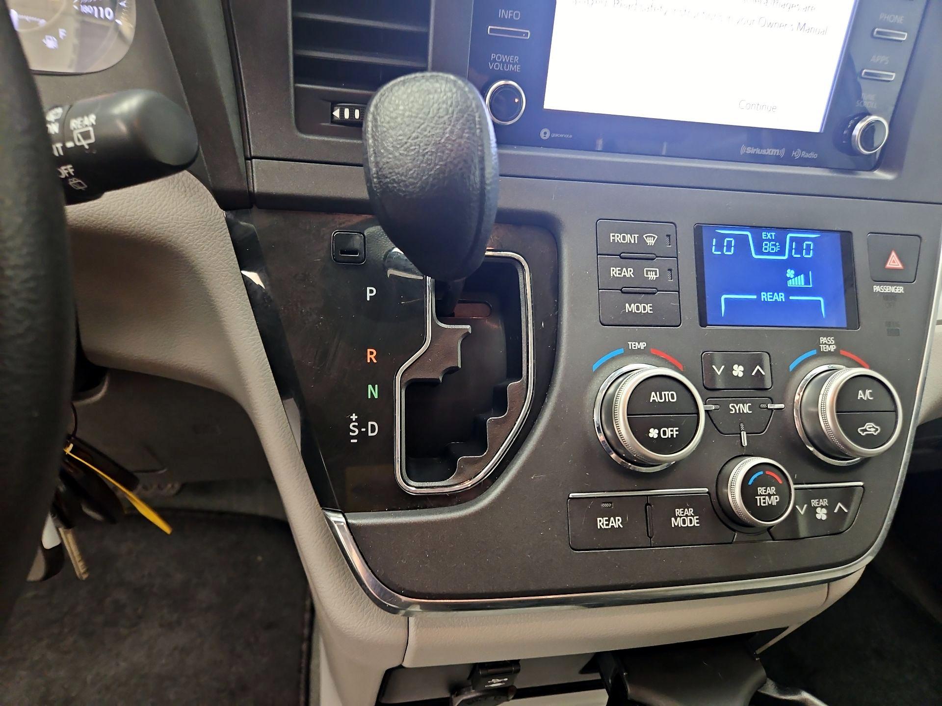 Thumbnail: 2018 Toyota Sienna - 17