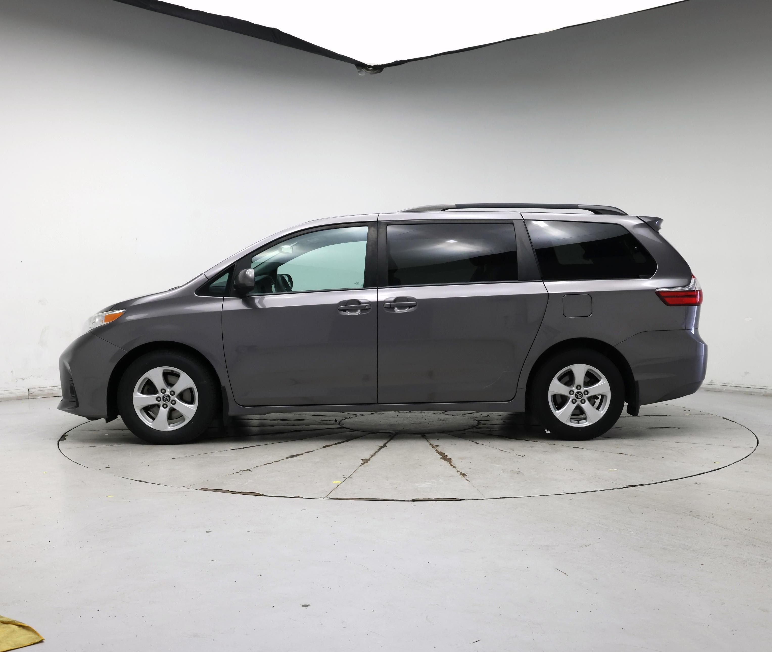 Thumbnail: 2018 Toyota Sienna - 3