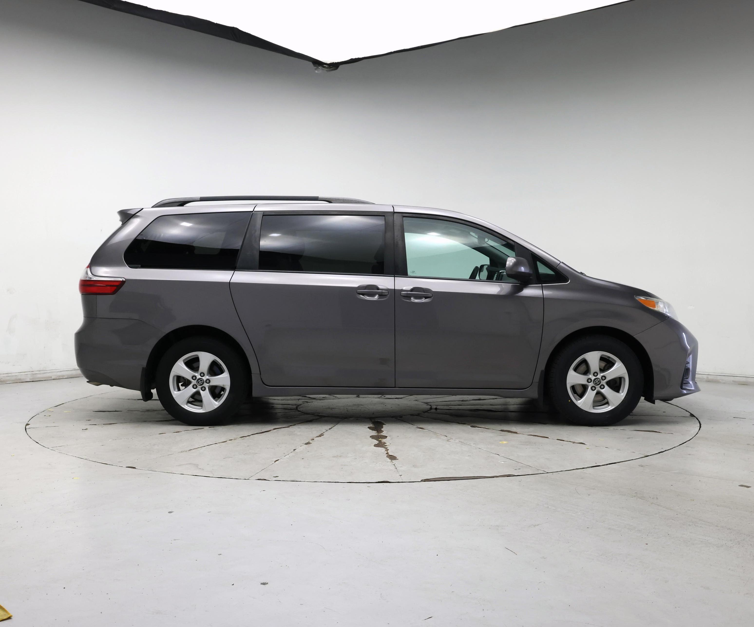 Thumbnail: 2018 Toyota Sienna - 7