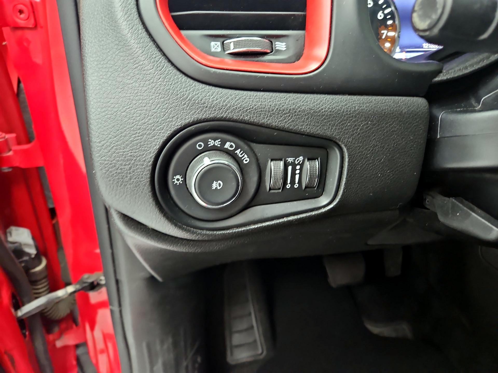 Thumbnail: 2016 Jeep Renegade - 13