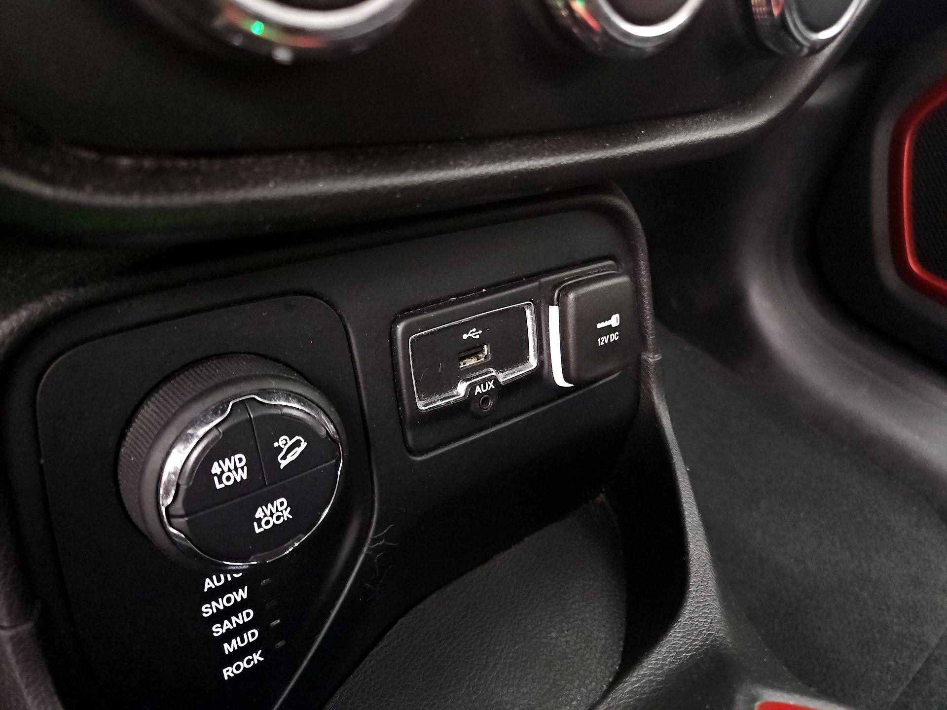 Thumbnail: 2016 Jeep Renegade - 18
