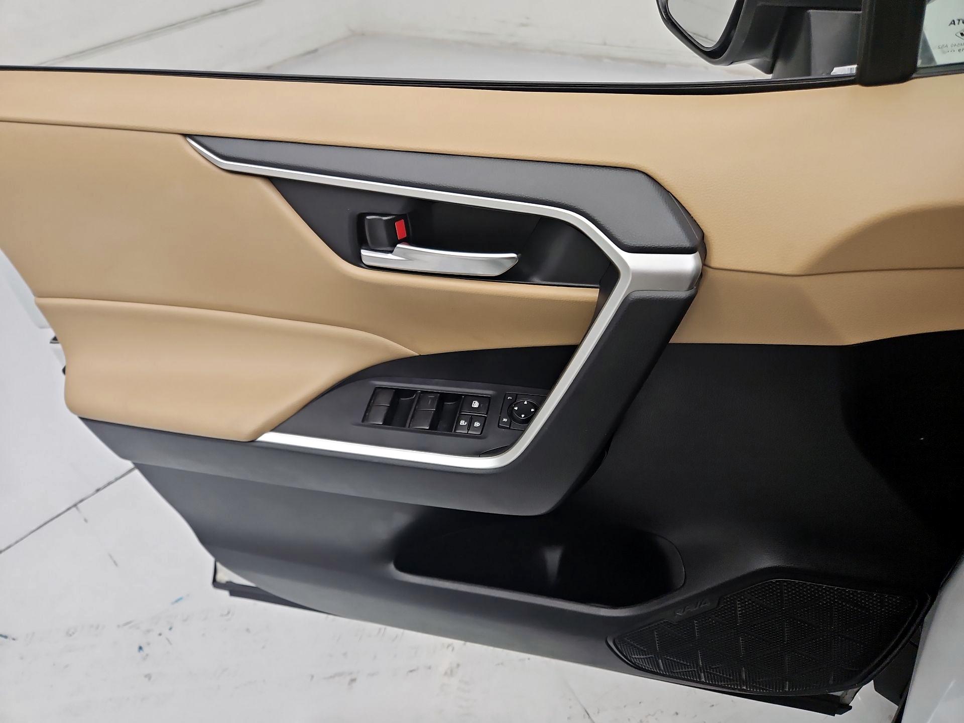 Thumbnail: 2020 Toyota RAV4 - 12