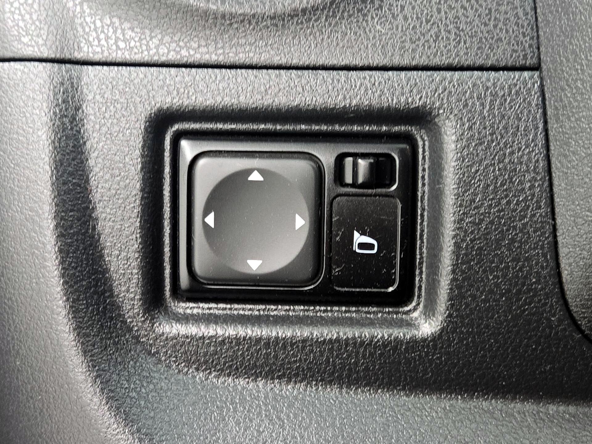 Thumbnail: 2018 Nissan Versa Note - 13