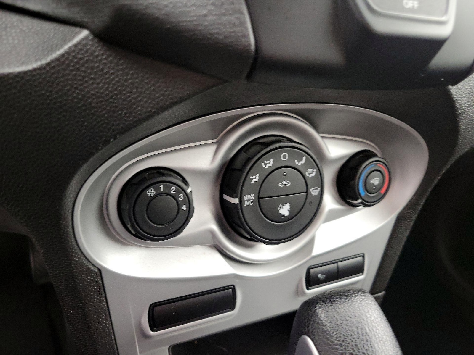 2016 Ford Fiesta SE - Photo 16