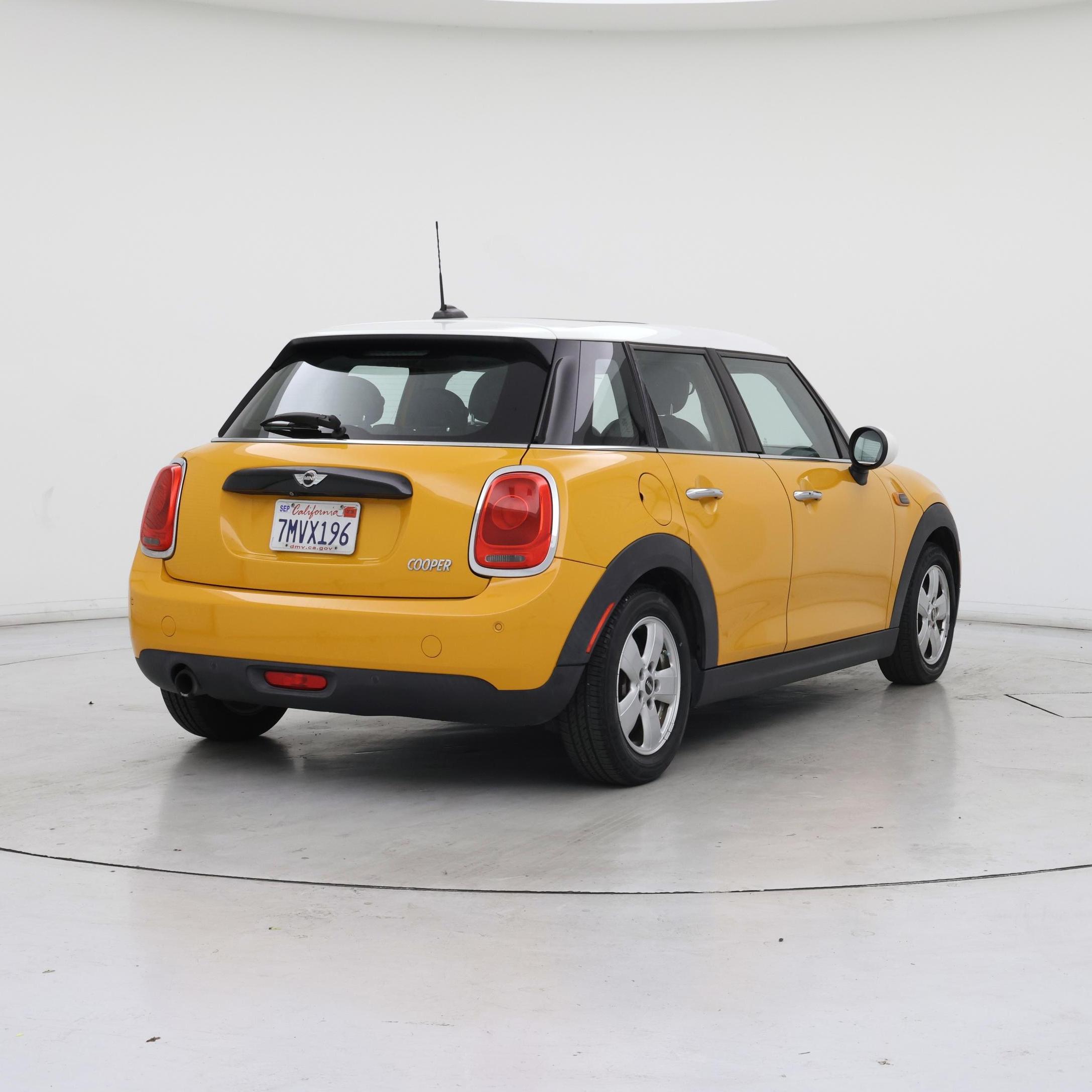Thumbnail: 2016 MINI Cooper Hardtop - 8