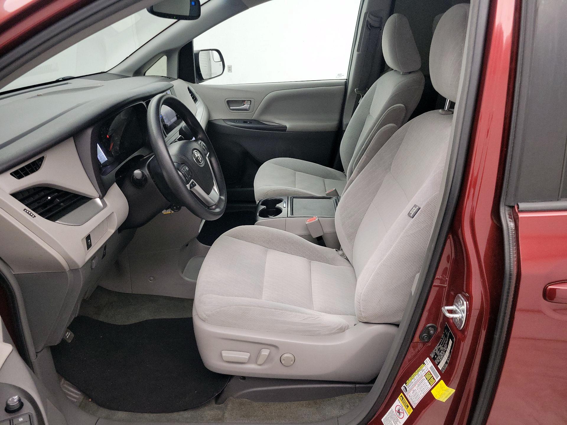 Thumbnail: 2016 Toyota Sienna - 11