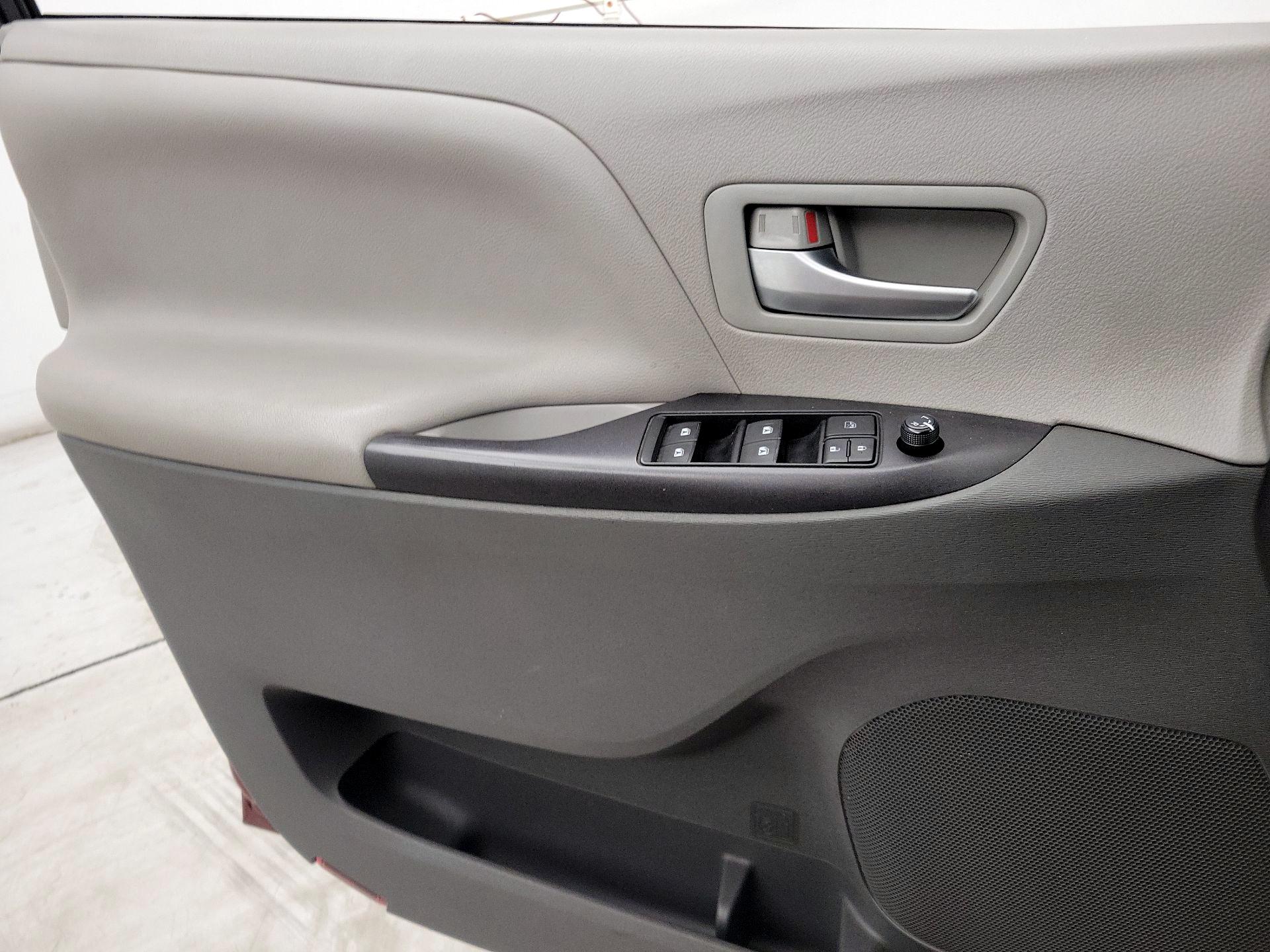 Thumbnail: 2016 Toyota Sienna - 12