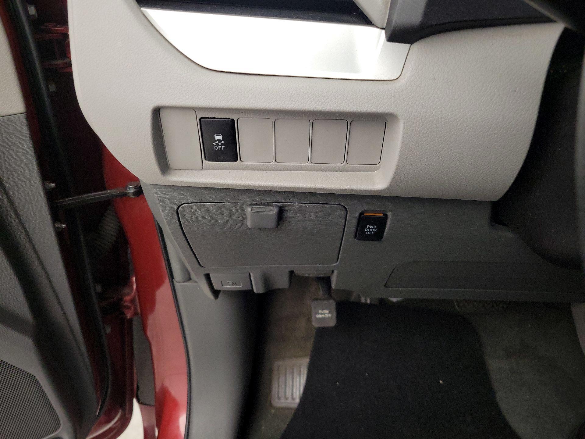 Thumbnail: 2016 Toyota Sienna - 13