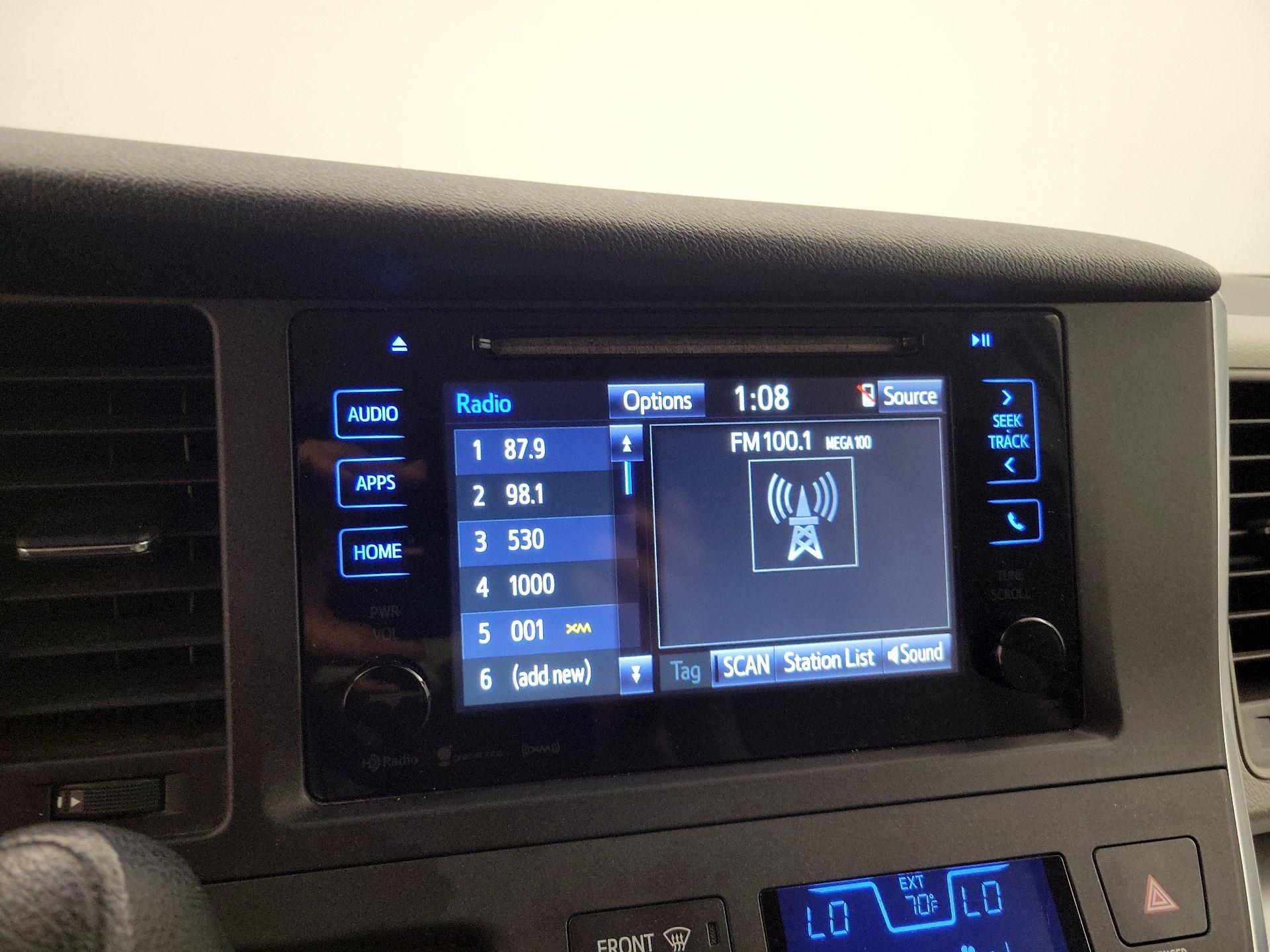 Thumbnail: 2016 Toyota Sienna - 15