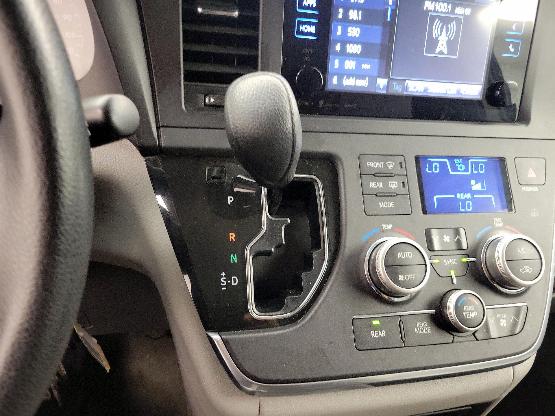 Thumbnail: 2016 Toyota Sienna - 17