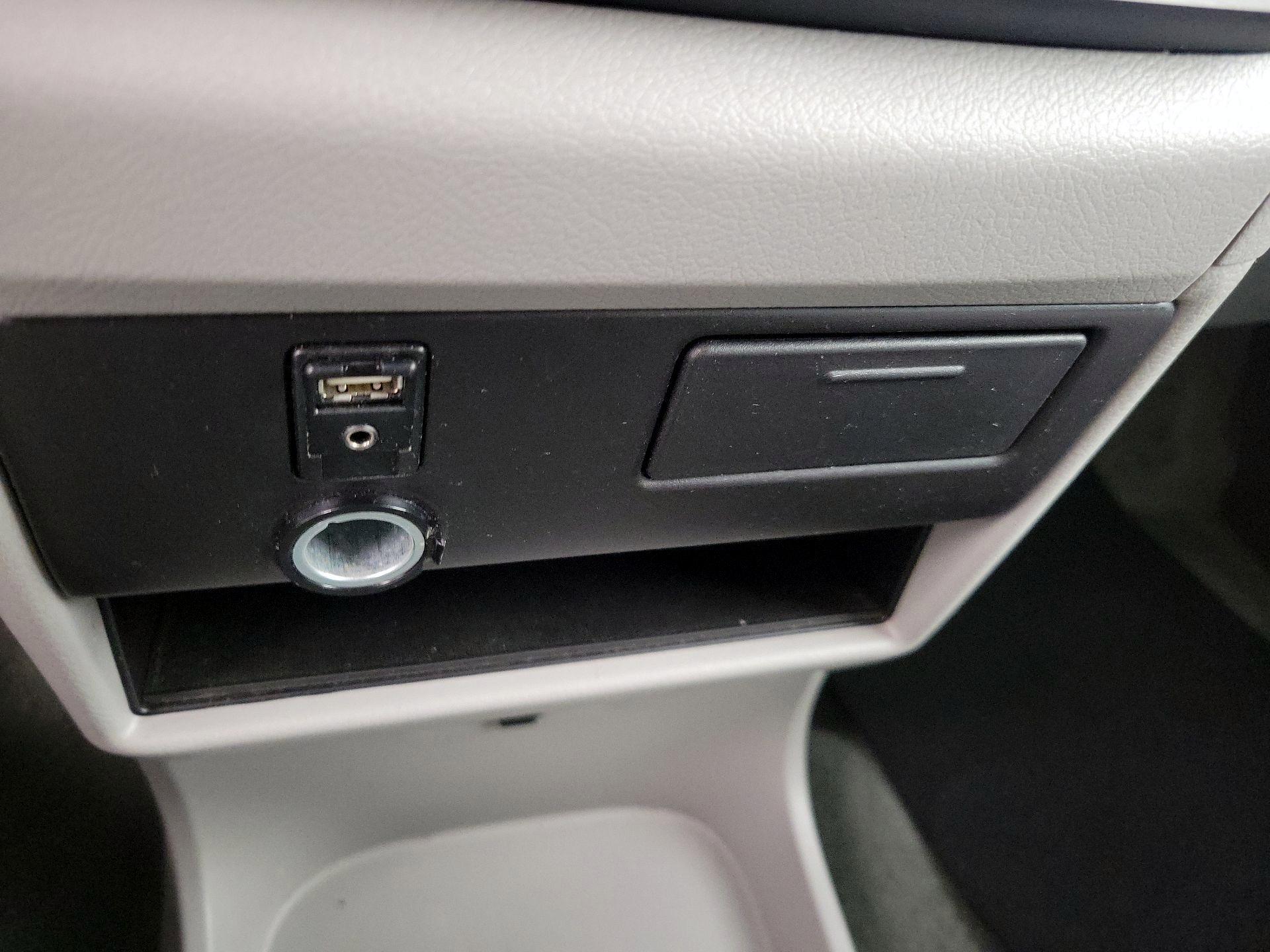 Thumbnail: 2016 Toyota Sienna - 18