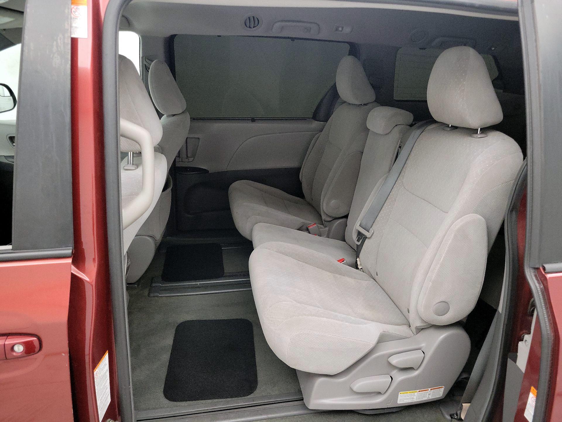 Thumbnail: 2016 Toyota Sienna - 19