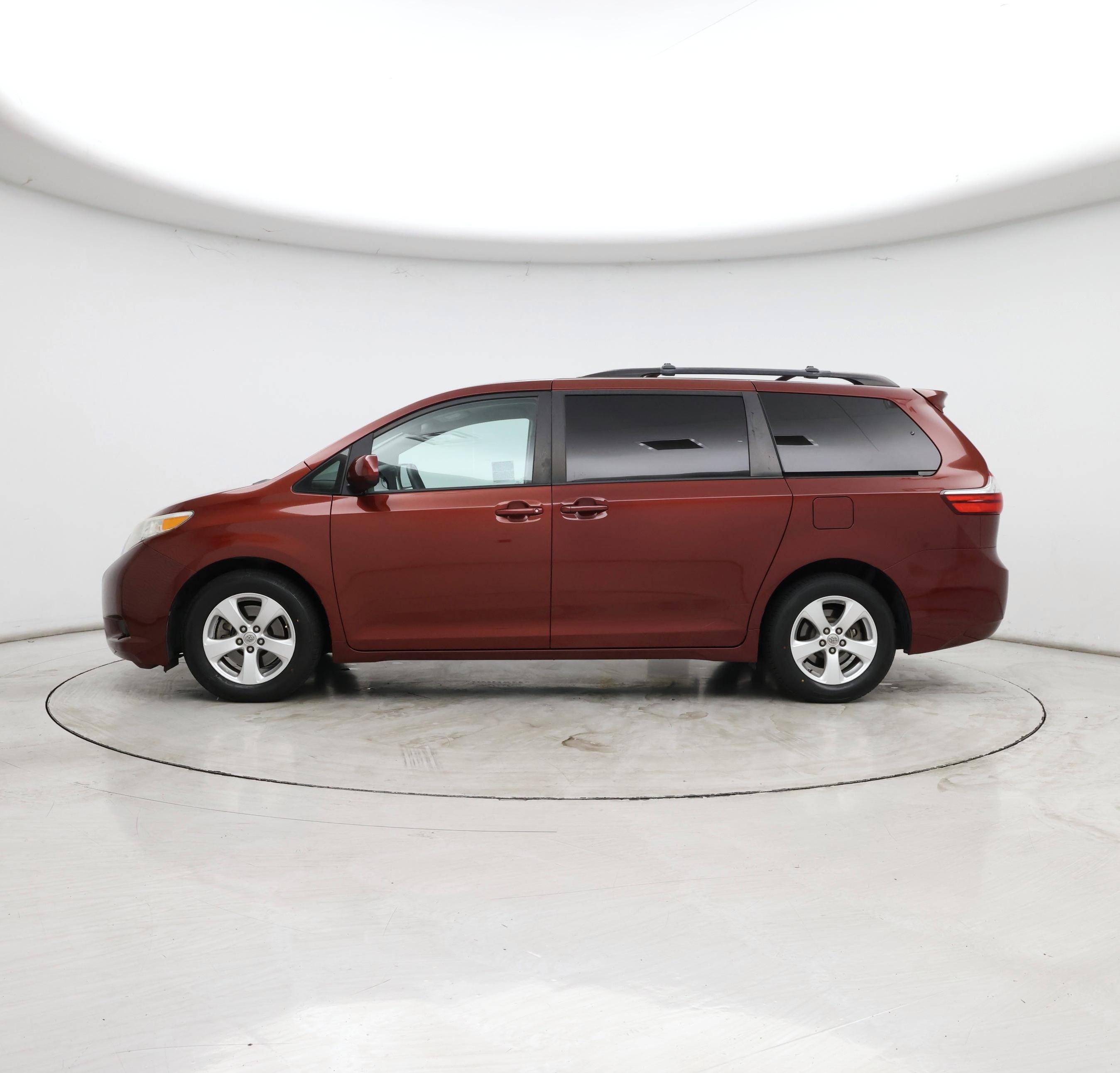Thumbnail: 2016 Toyota Sienna - 3