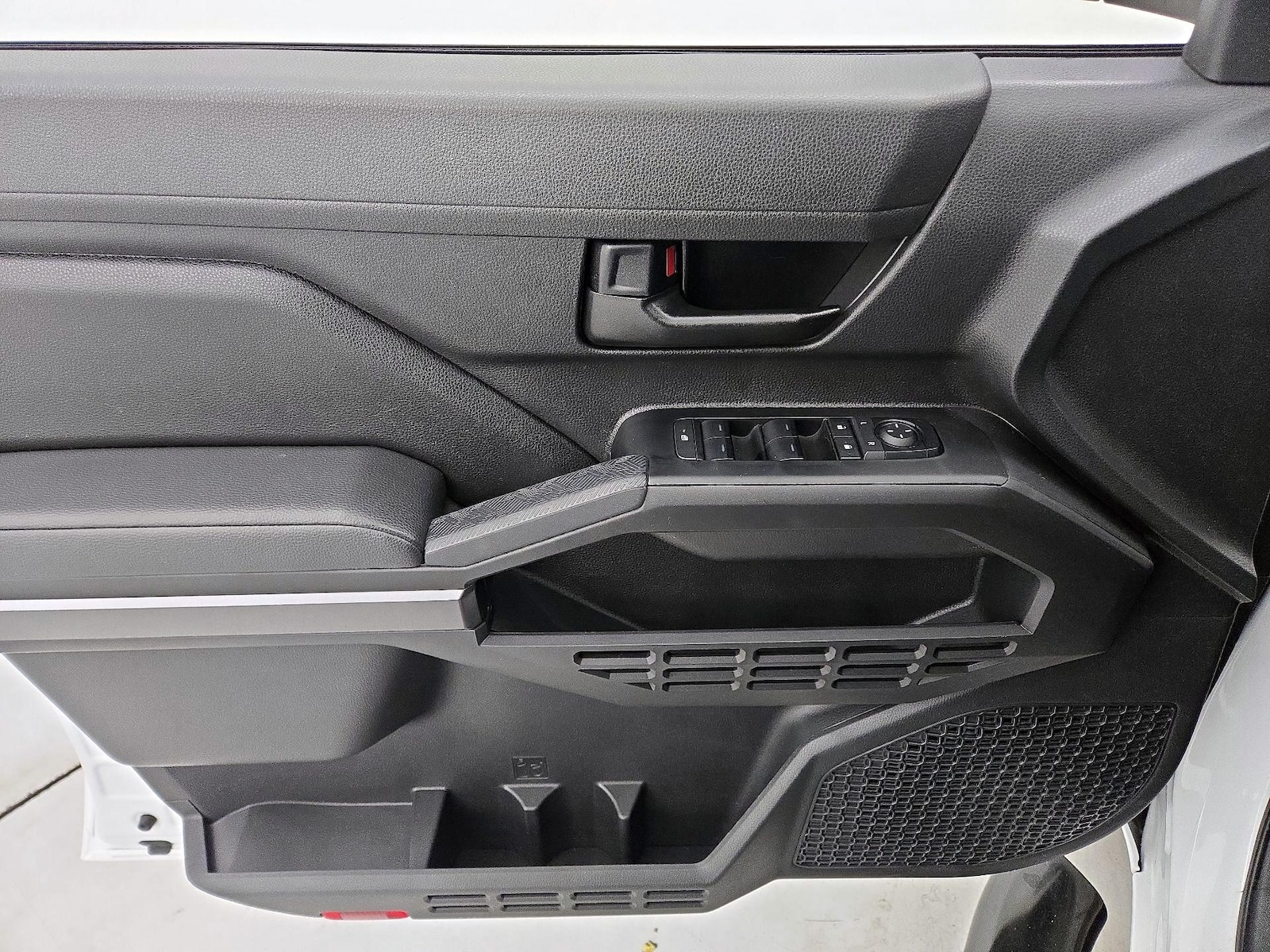 2025 Toyota Tacoma SR5 - Photo 13