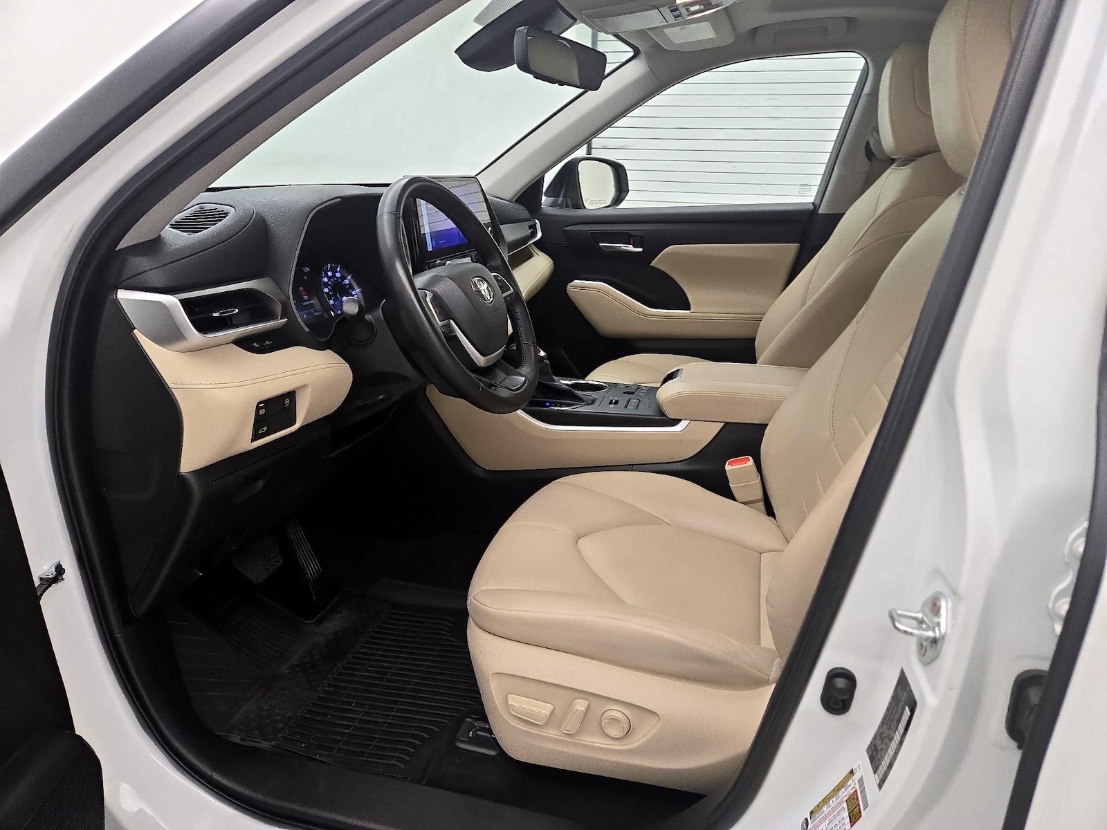 2023 Toyota Highlander XLE - Photo 12