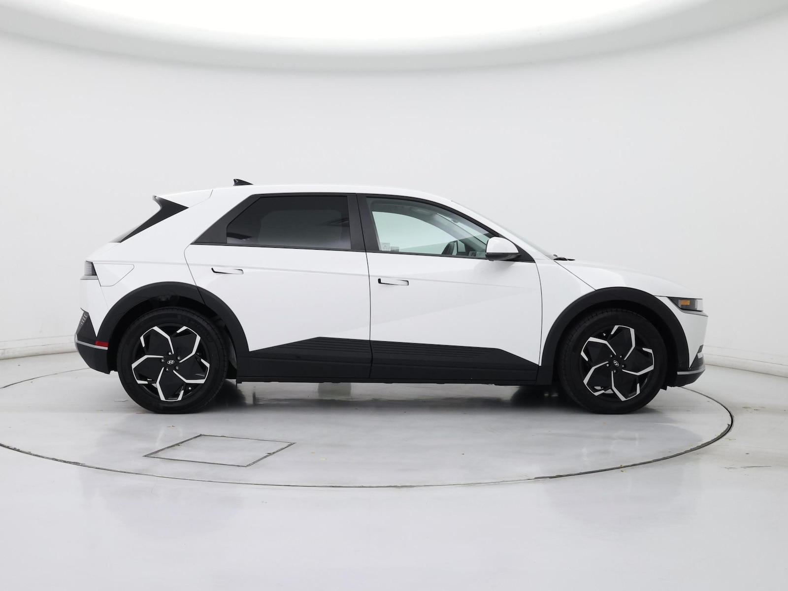 2024 Hyundai IONIQ 5 SE - Photo 8