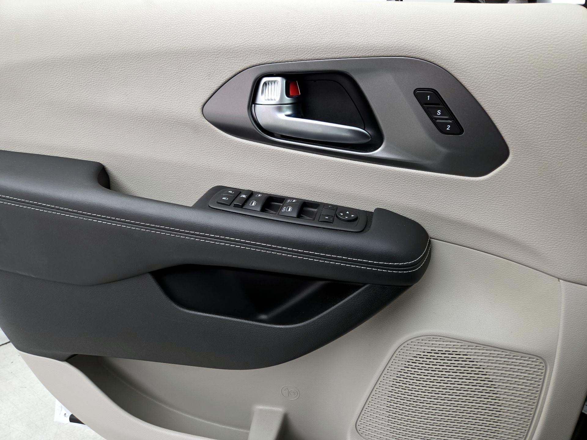 Thumbnail: 2024 Chrysler Pacifica - 12