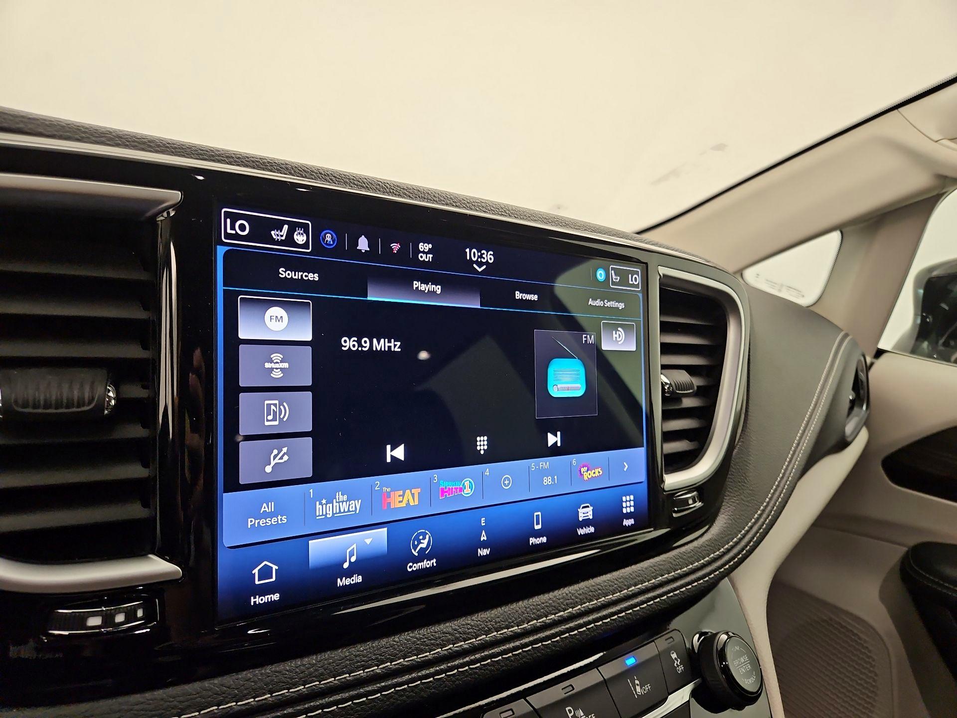 Thumbnail: 2024 Chrysler Pacifica - 16