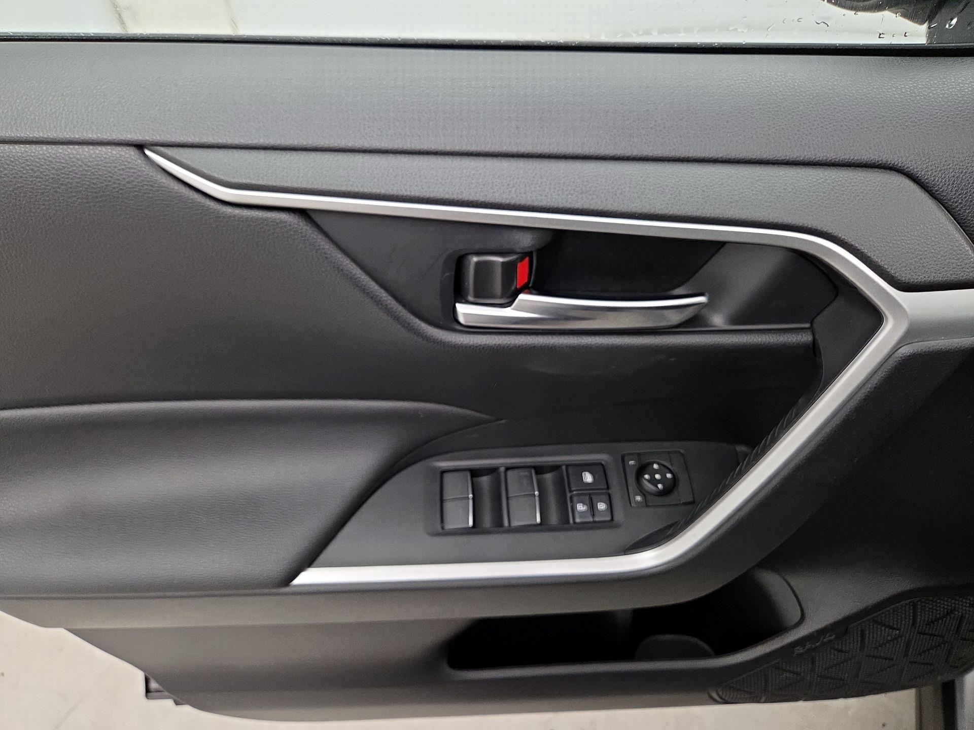 Thumbnail: 2022 Toyota RAV4 - 12