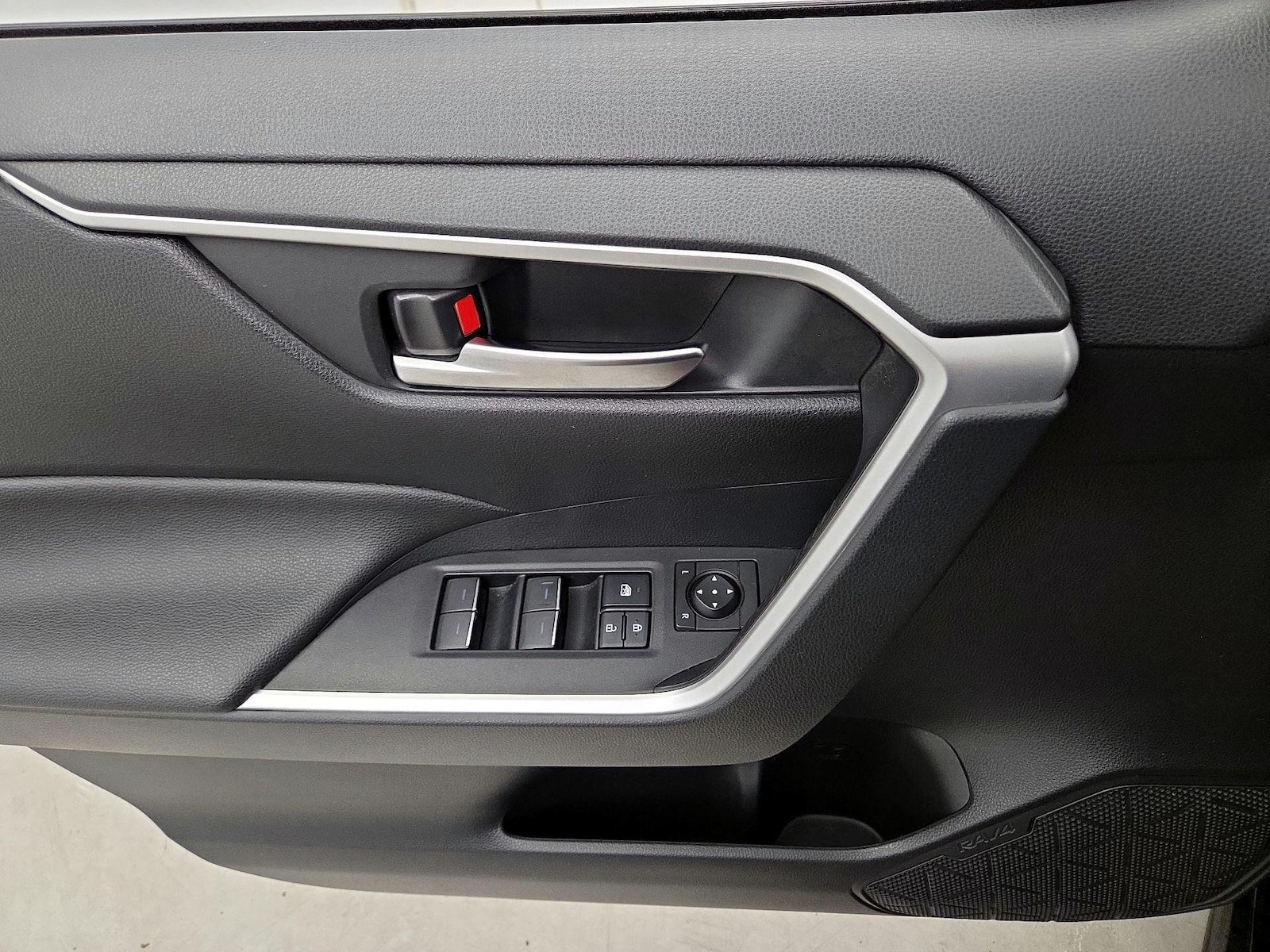 2023 Toyota RAV4 XLE - Photo 13